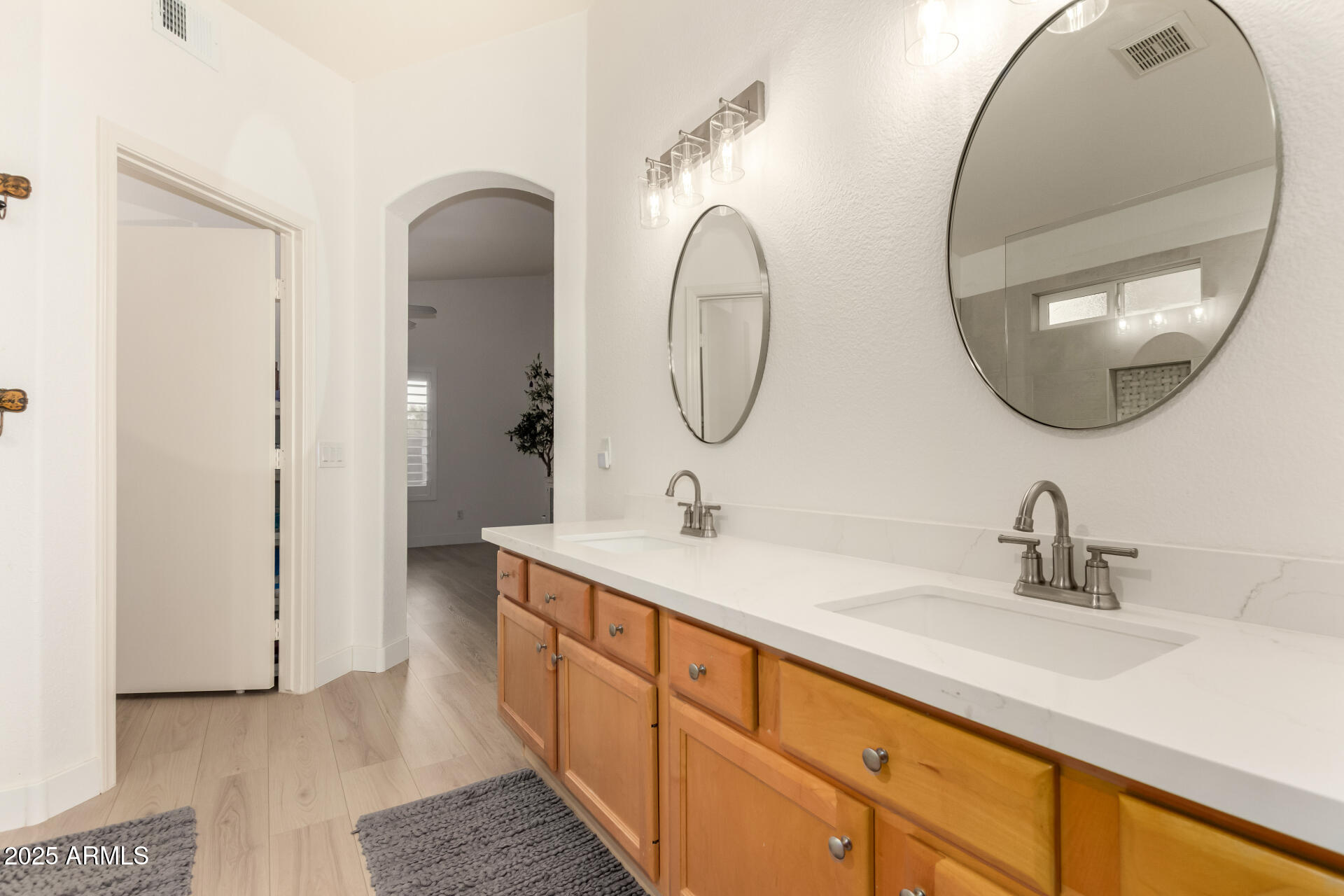 1053 W WASHINGTON Avenue