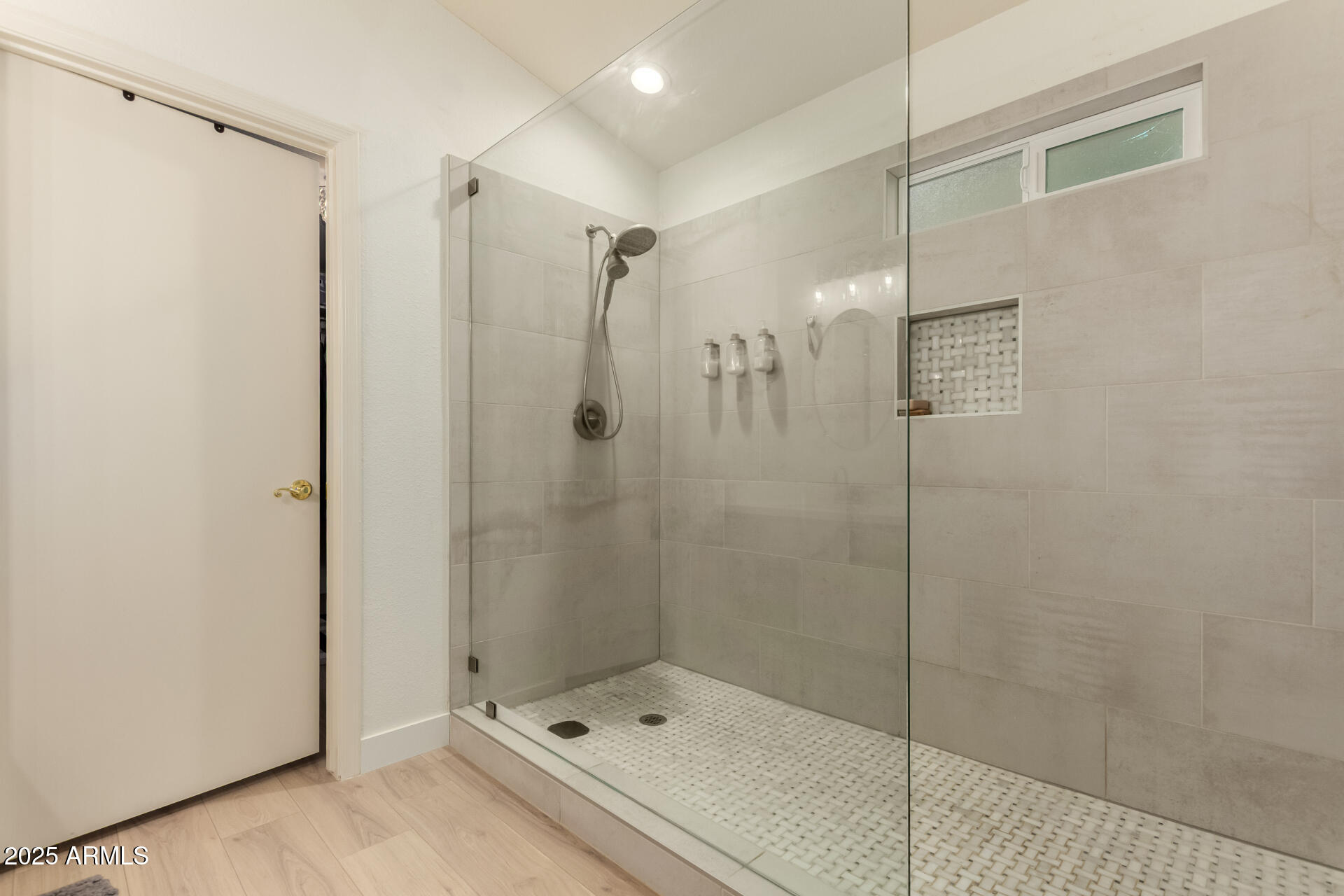 1053 W WASHINGTON Avenue