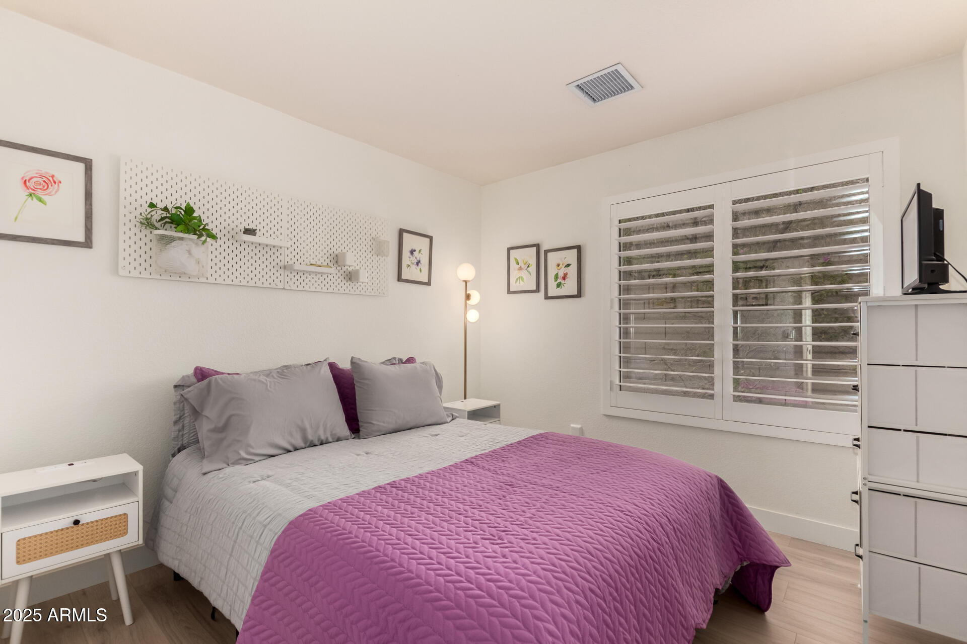 1053 W WASHINGTON Avenue