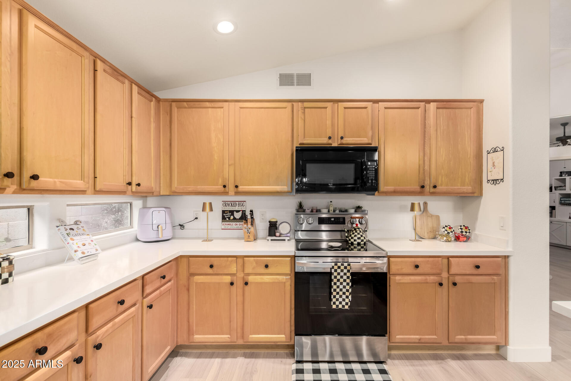 1053 W WASHINGTON Avenue