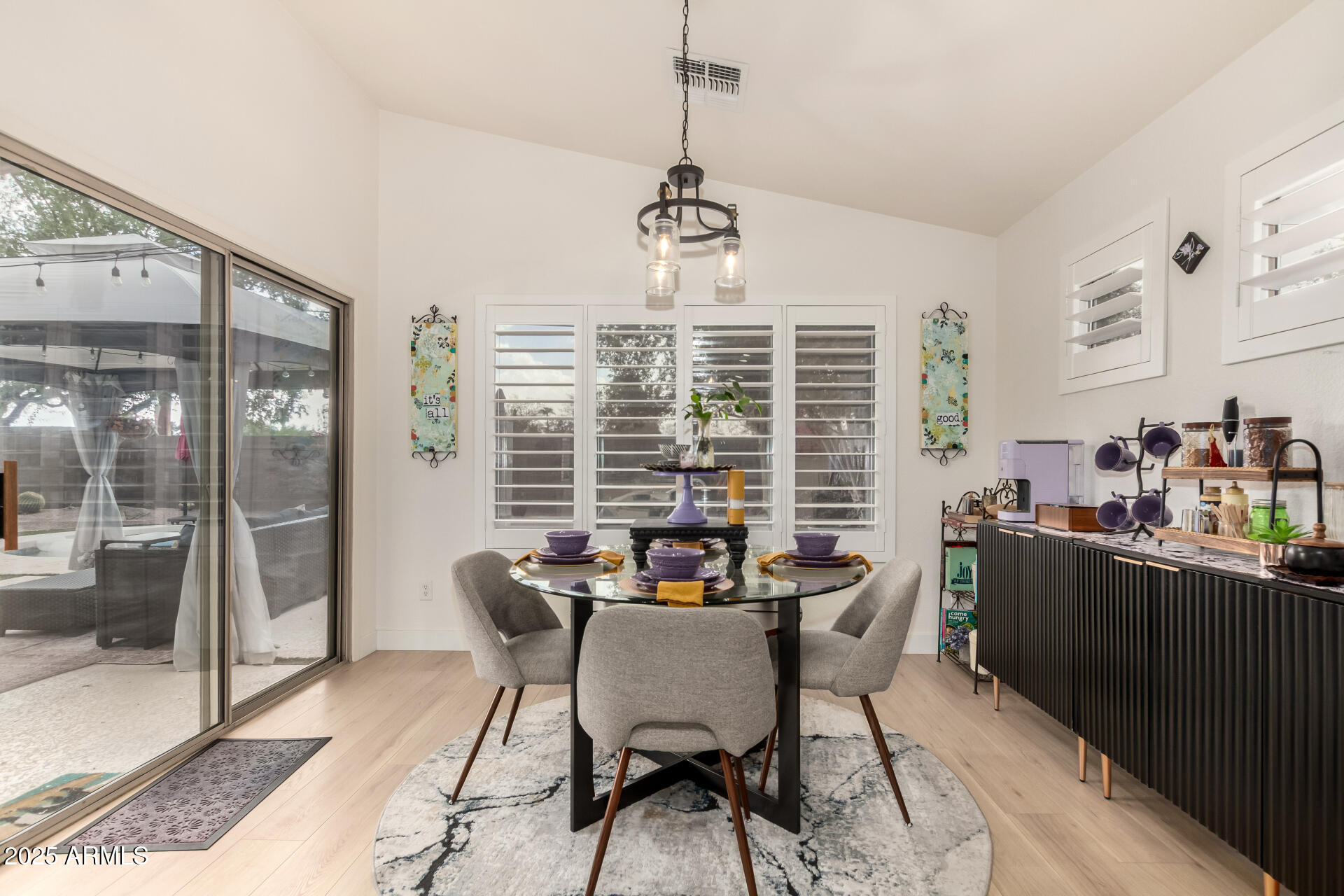 1053 W WASHINGTON Avenue