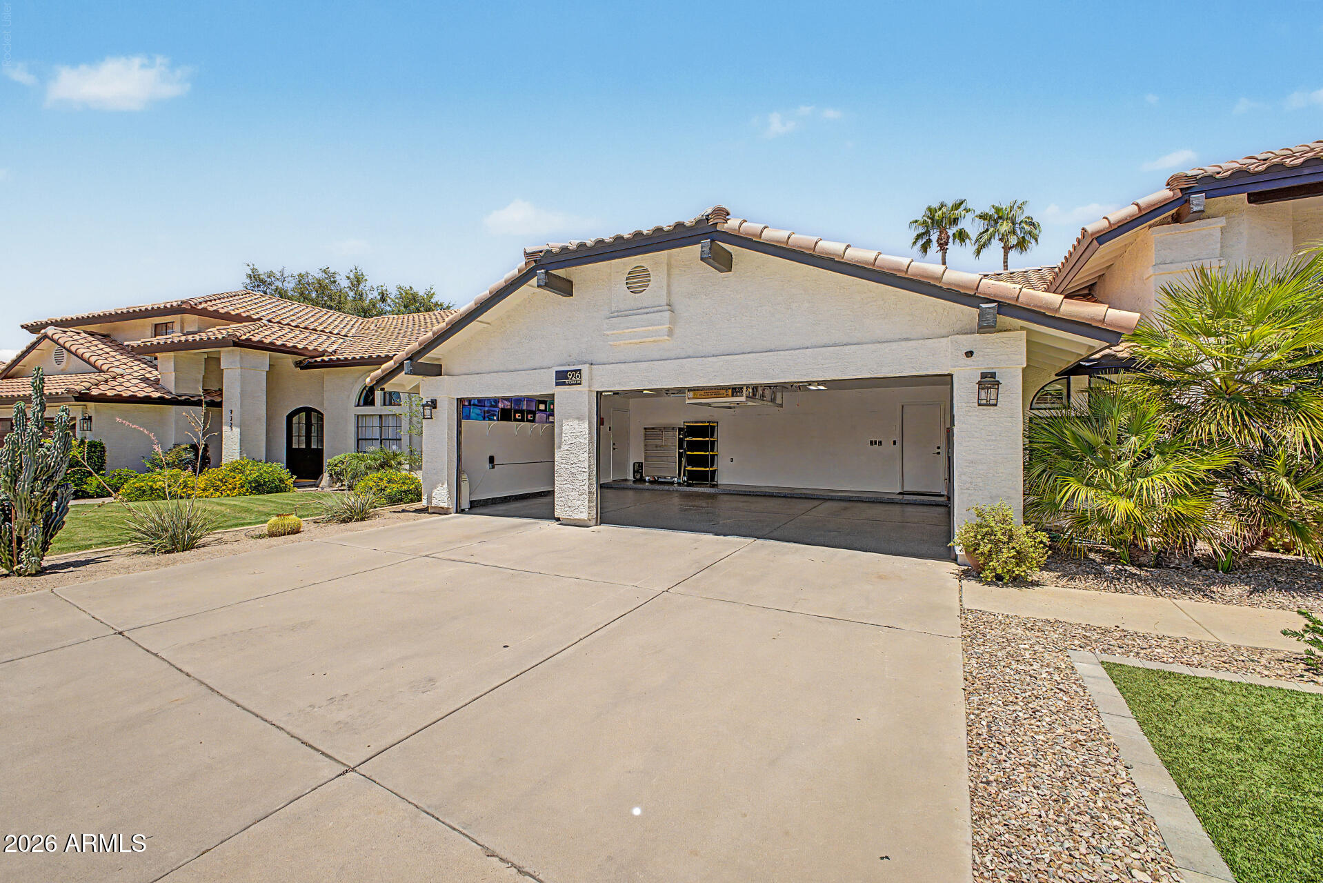 926 W COAST Drive