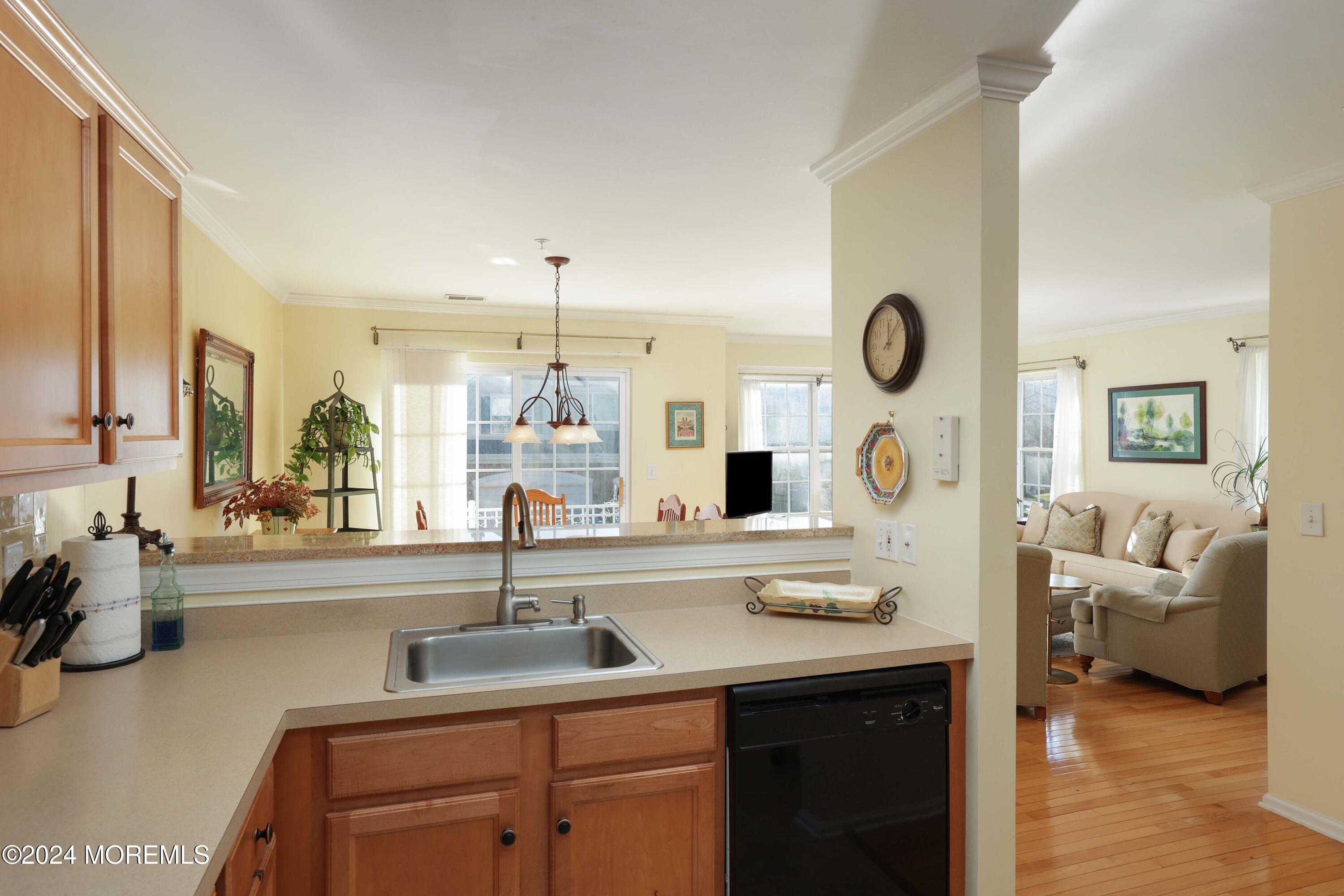 1048 Shadowlawn Drive, 700