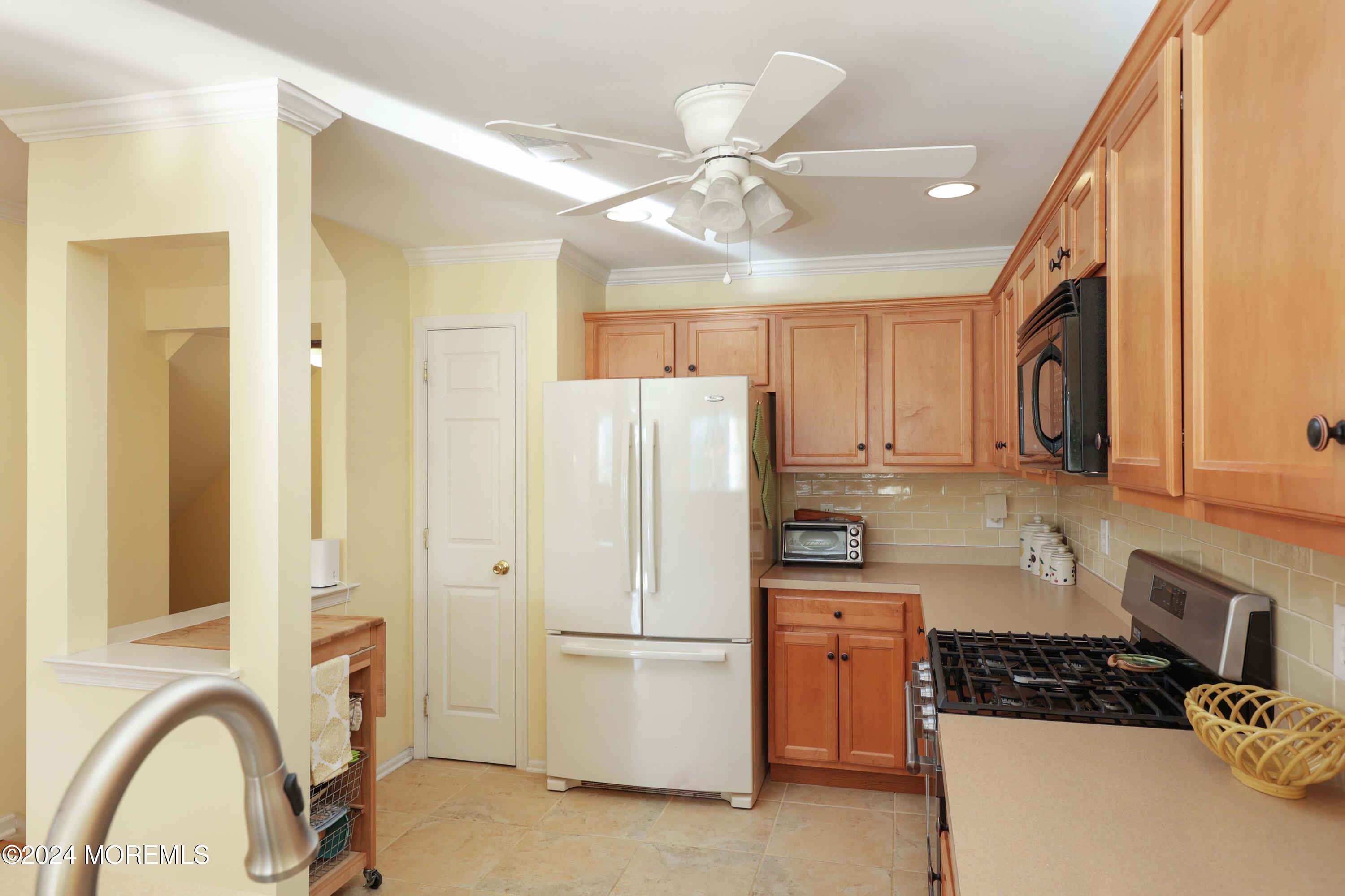 1048 Shadowlawn Drive, 700