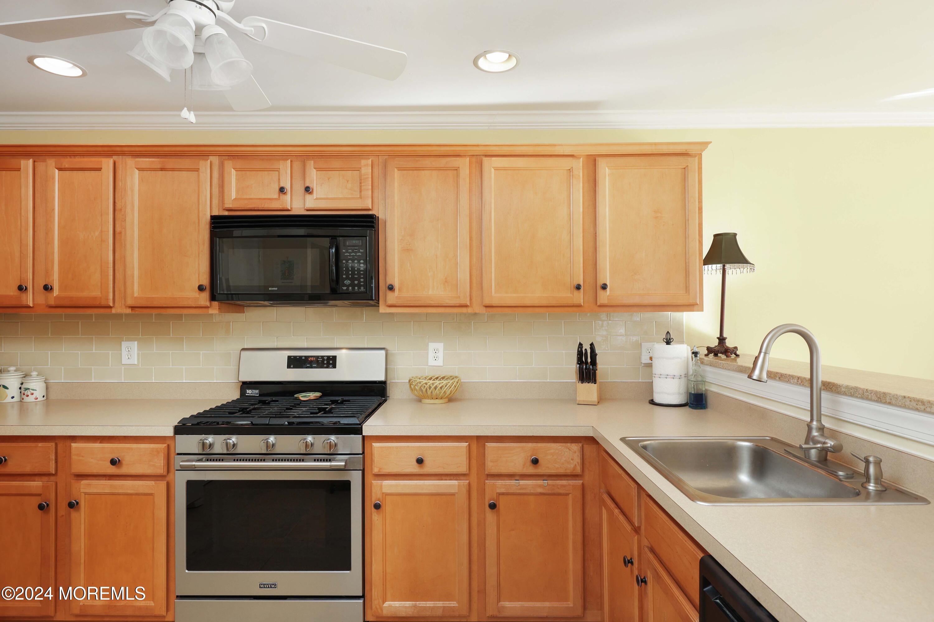1048 Shadowlawn Drive, 700