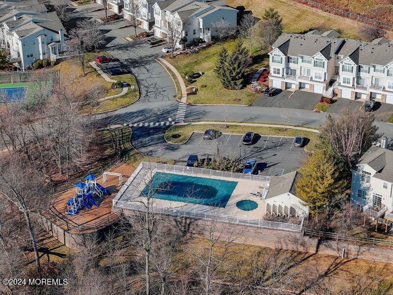 1048 Shadowlawn Drive, 700