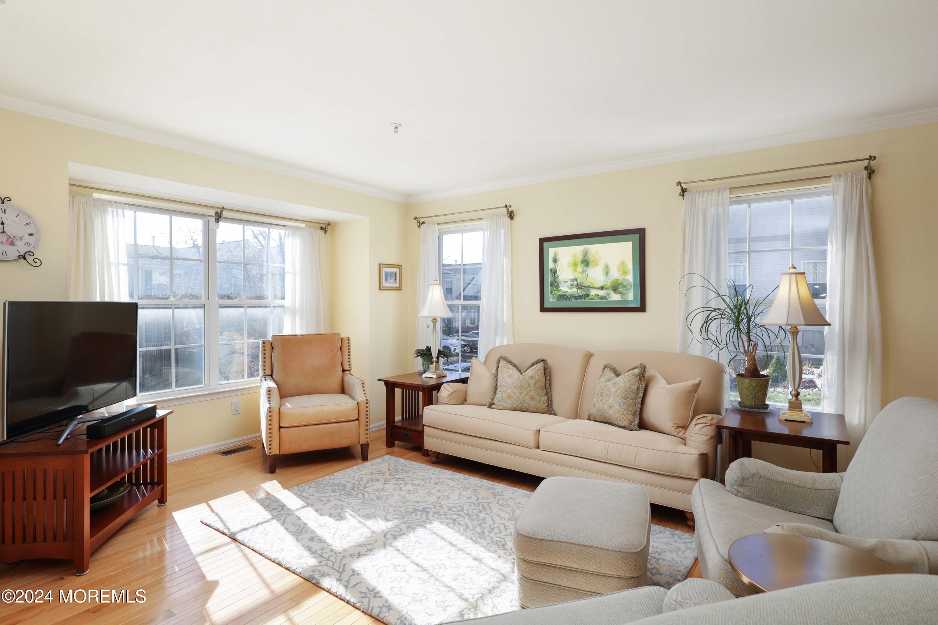 1048 Shadowlawn Drive, 700