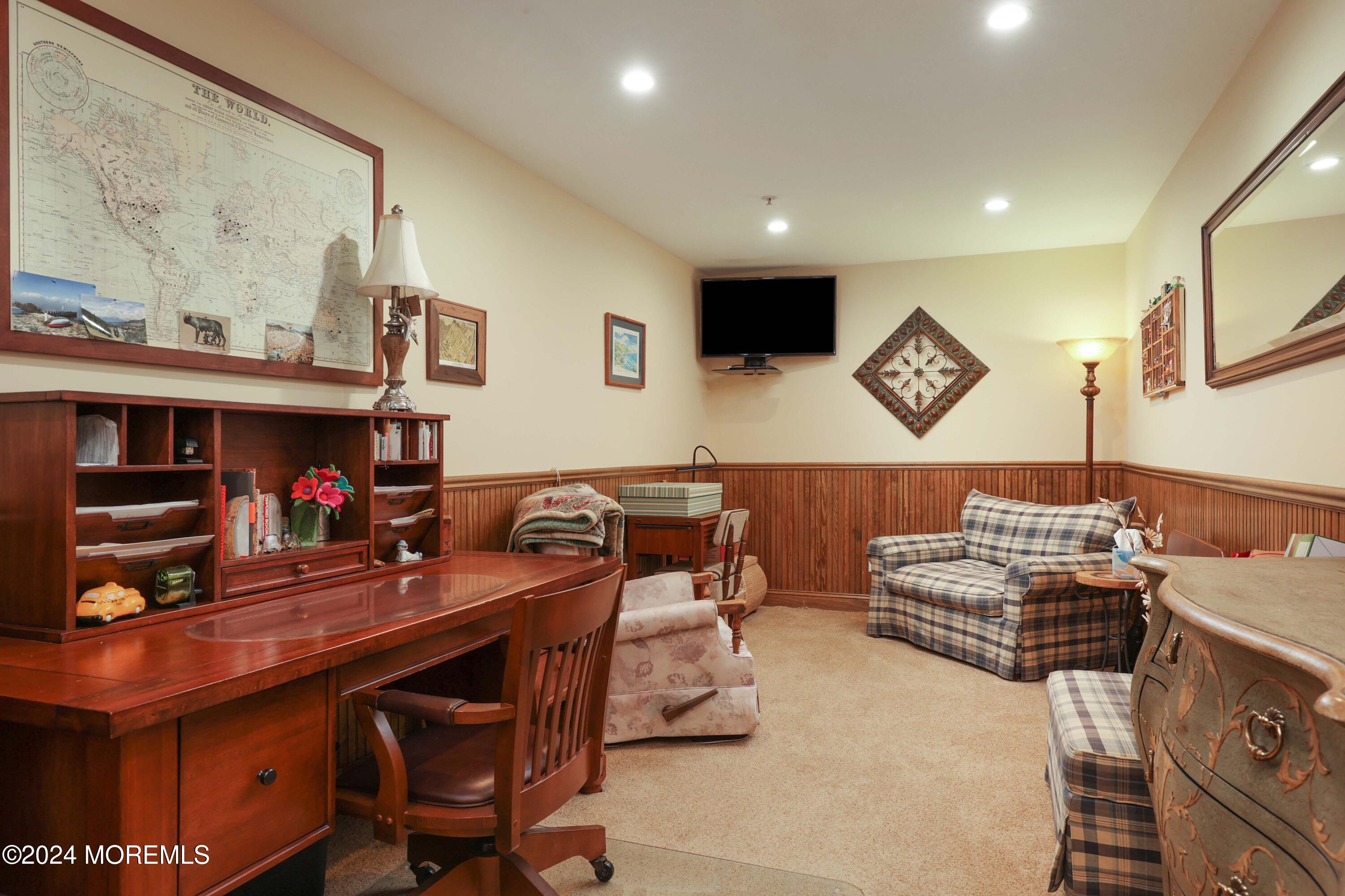 1048 Shadowlawn Drive, 700
