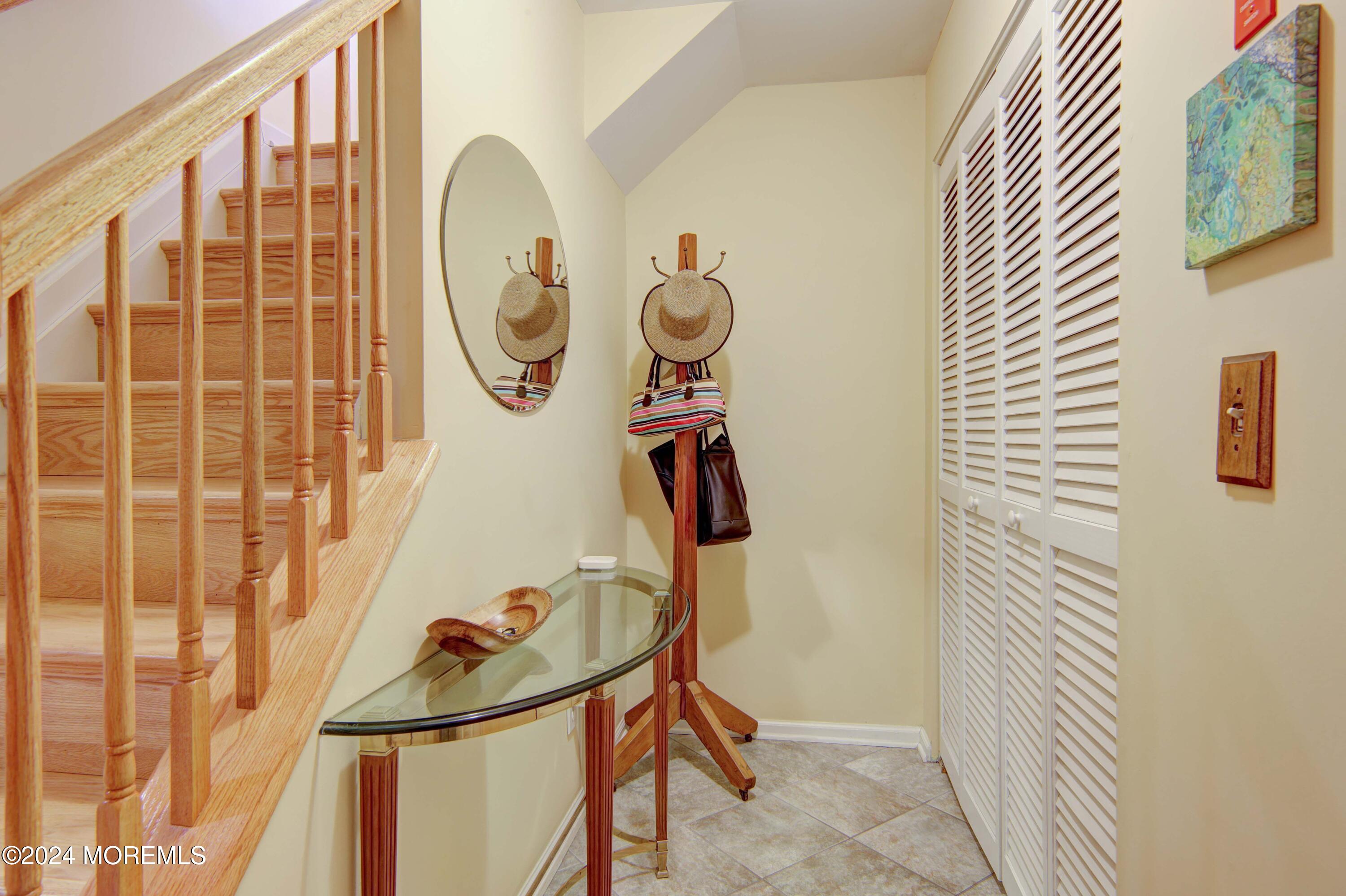 1048 Shadowlawn Drive, 700