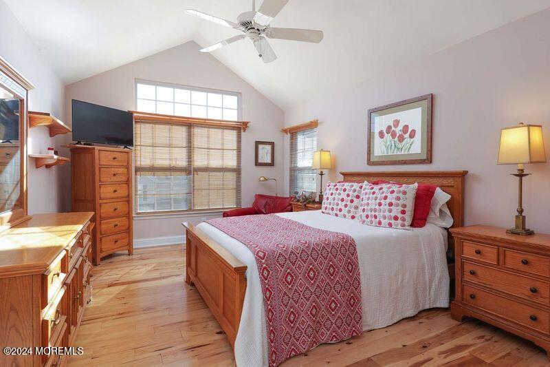 1048 Shadowlawn Drive, 700