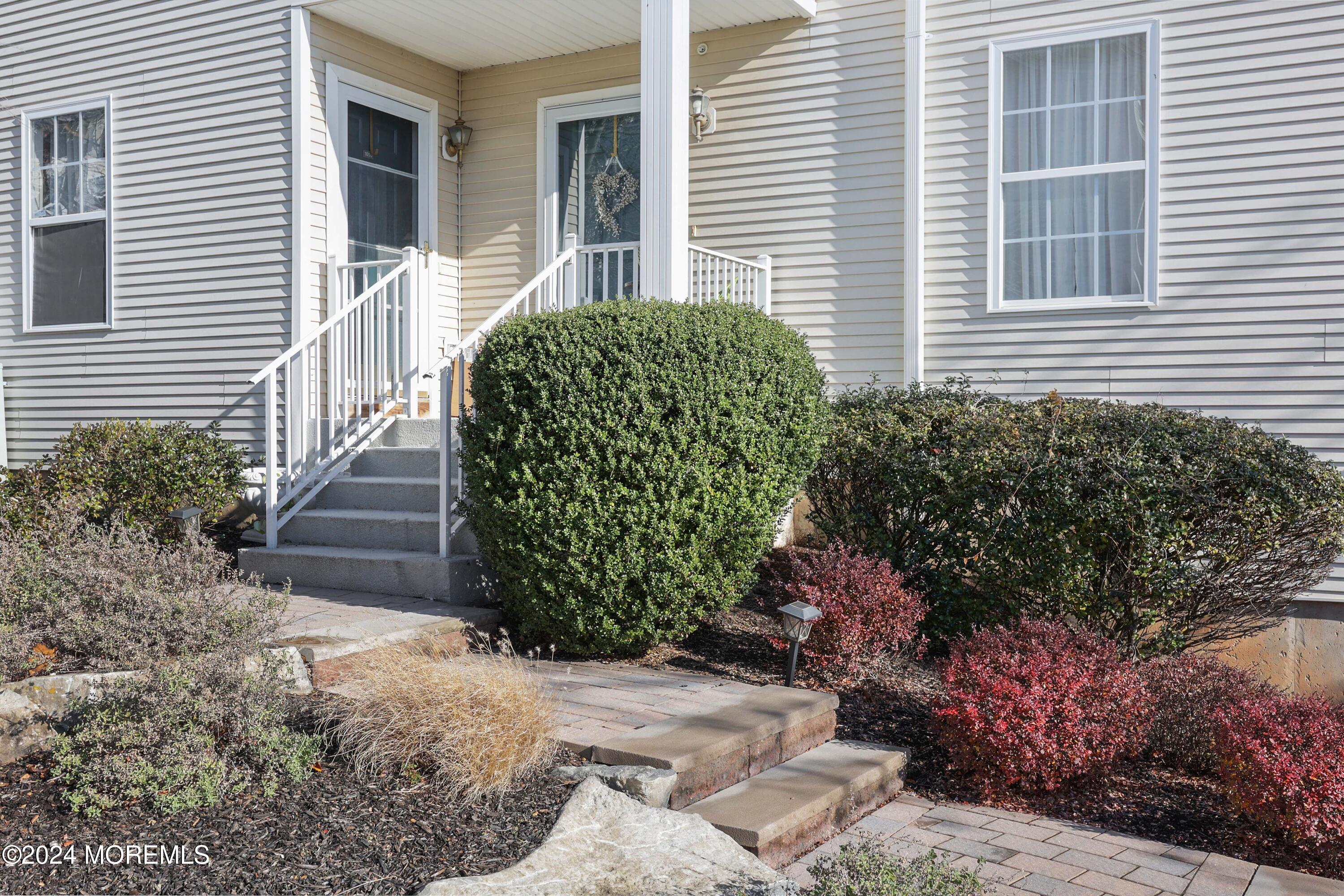 1048 Shadowlawn Drive, 700