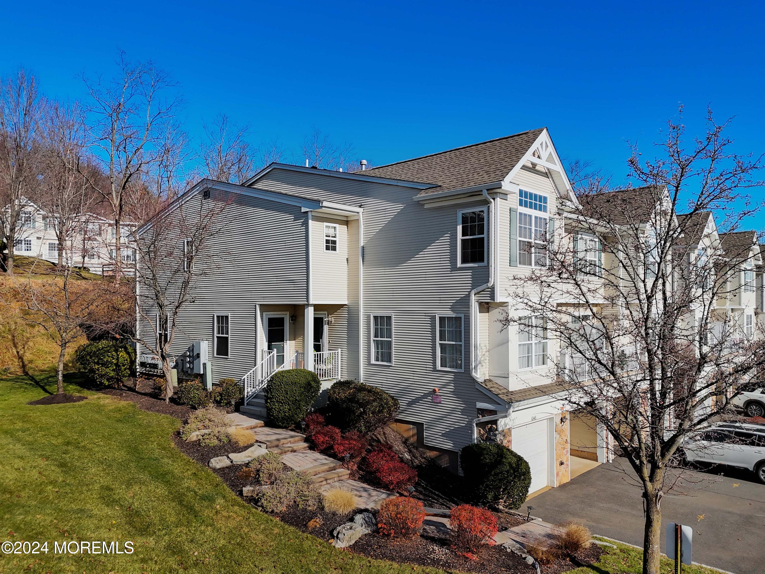 1048 Shadowlawn Drive, 700