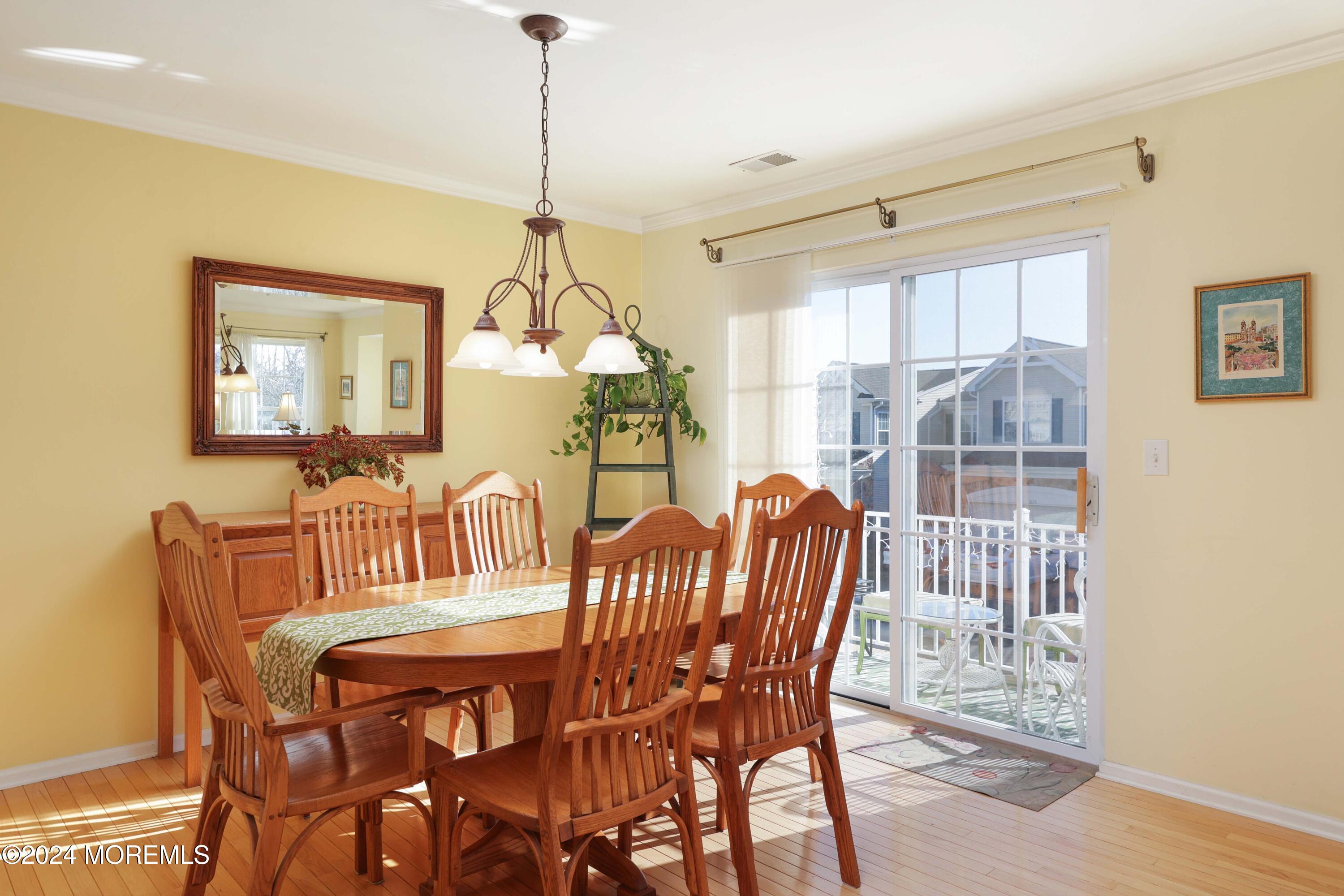 1048 Shadowlawn Drive, 700