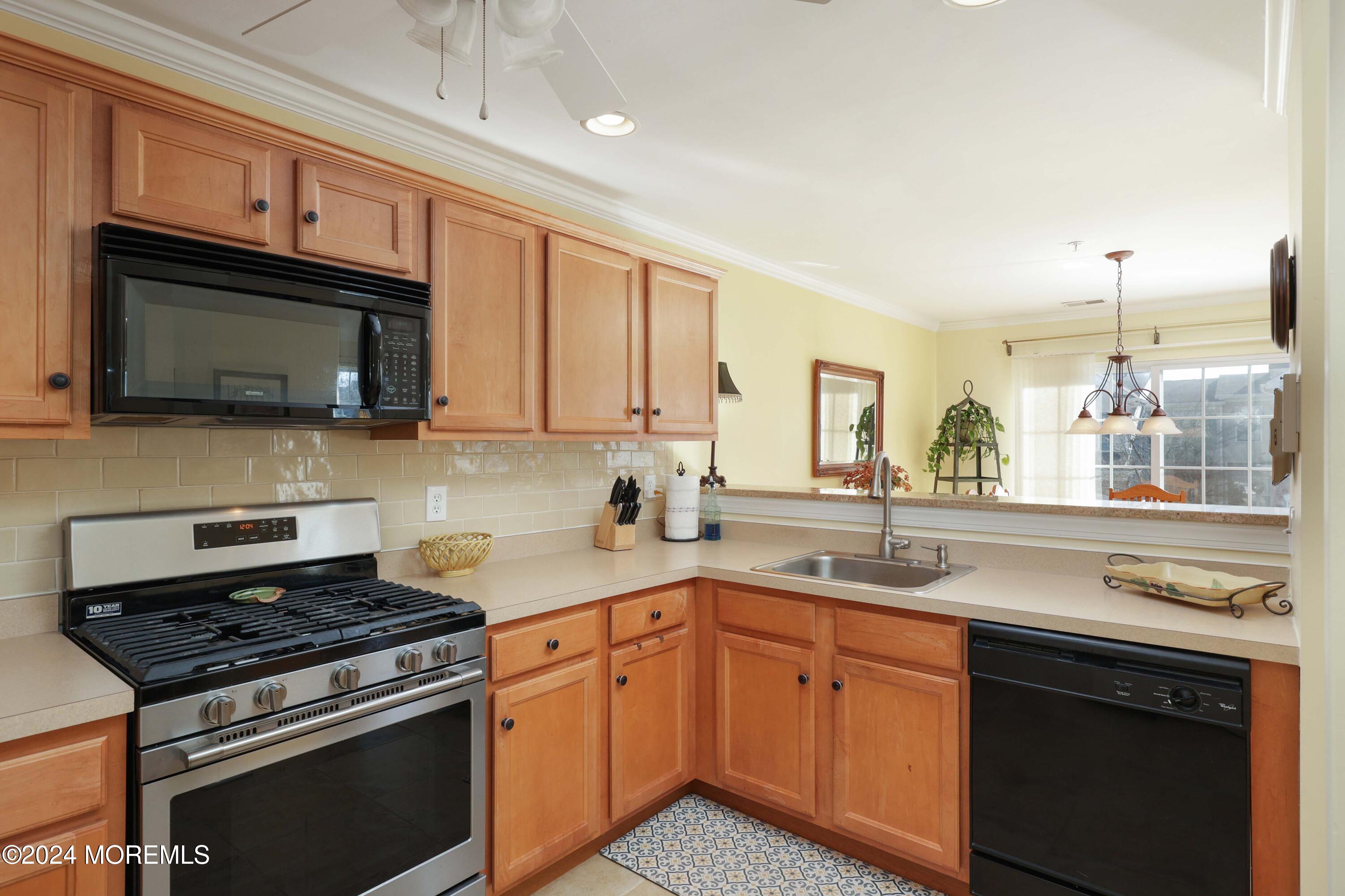 1048 Shadowlawn Drive, 700
