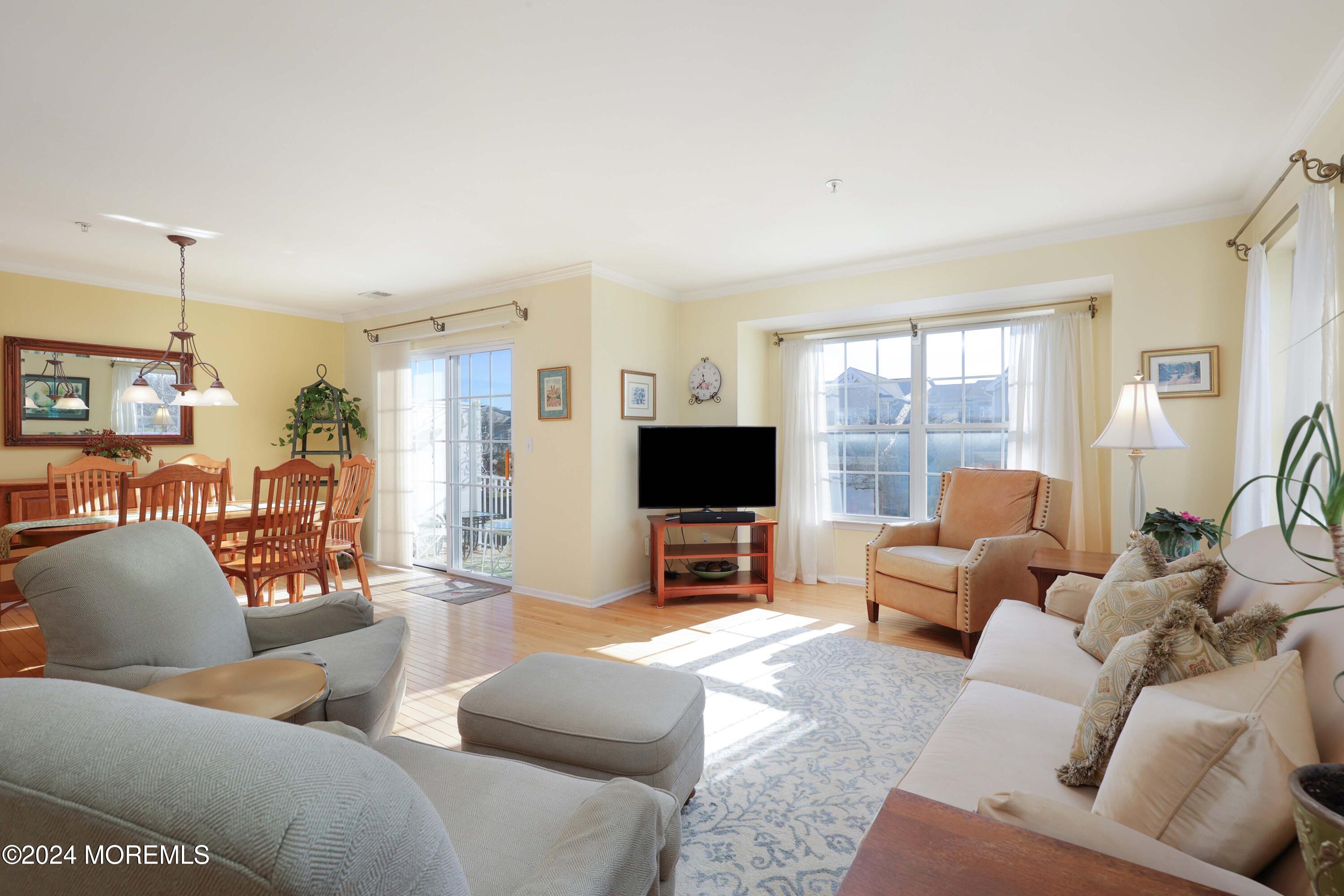 1048 Shadowlawn Drive, 700