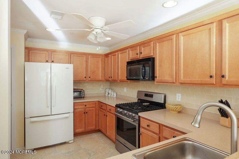 1048 Shadowlawn Drive, 700