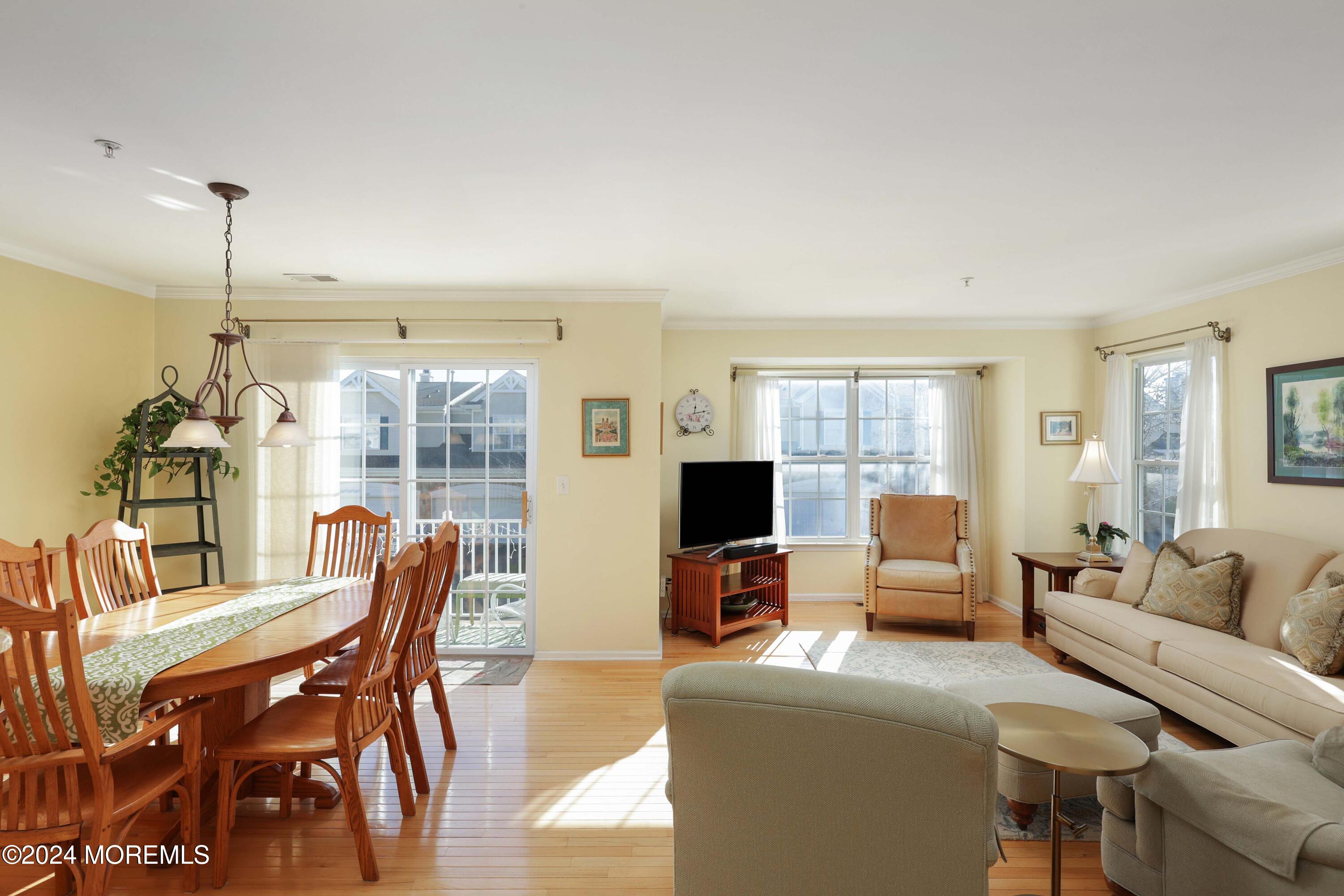 1048 Shadowlawn Drive, 700