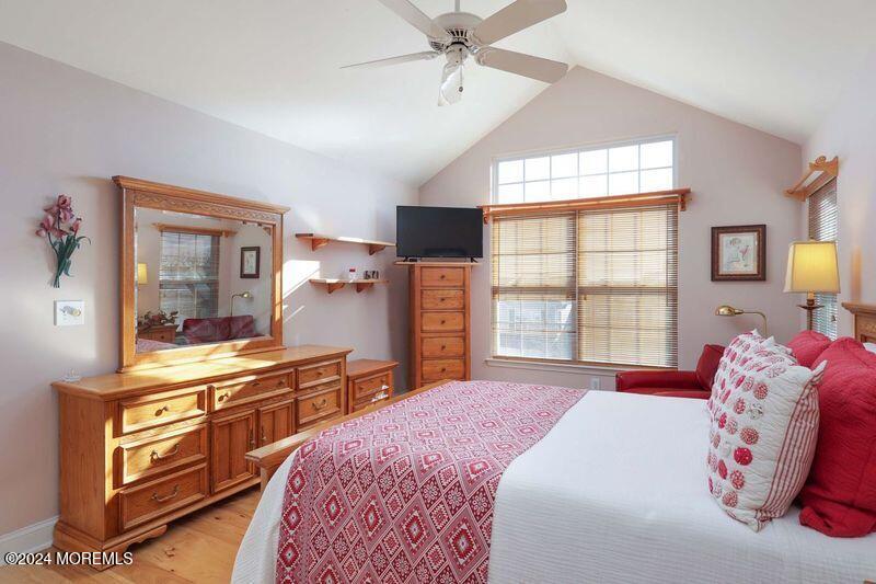 1048 Shadowlawn Drive, 700