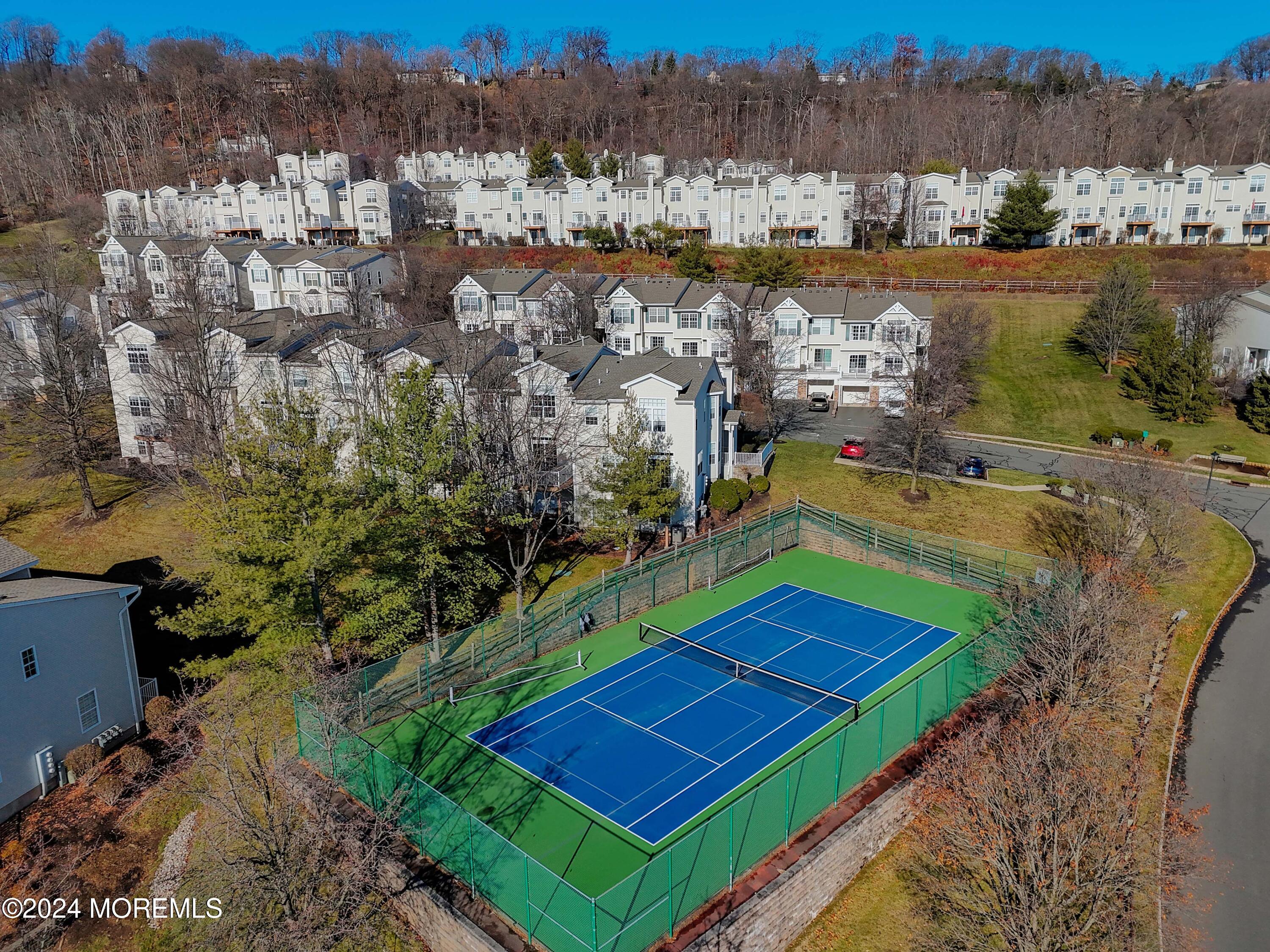 1048 Shadowlawn Drive, 700
