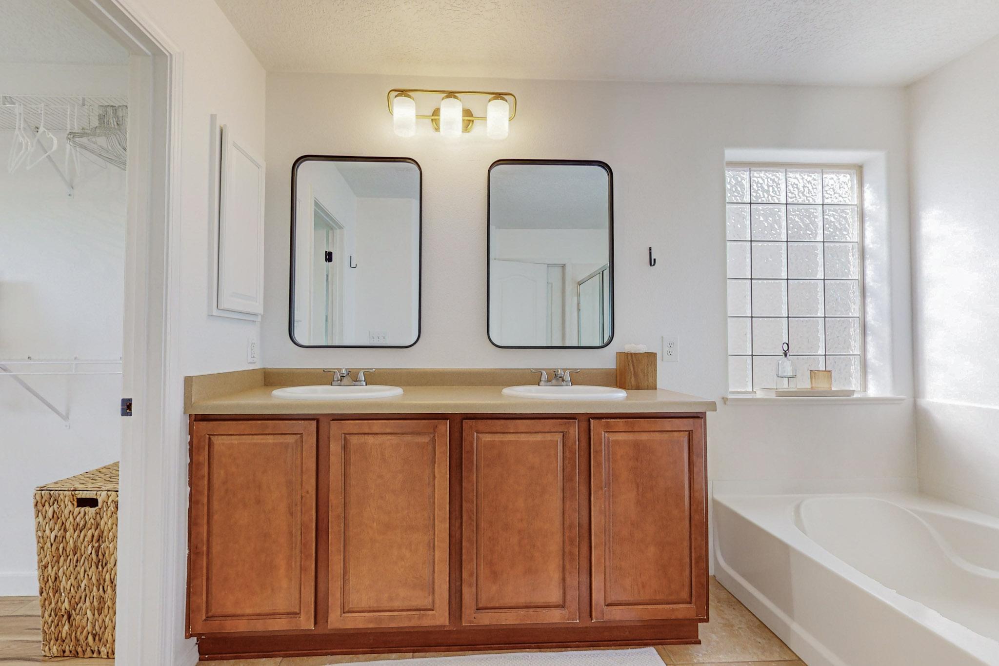 5716 STRAND Loop SE