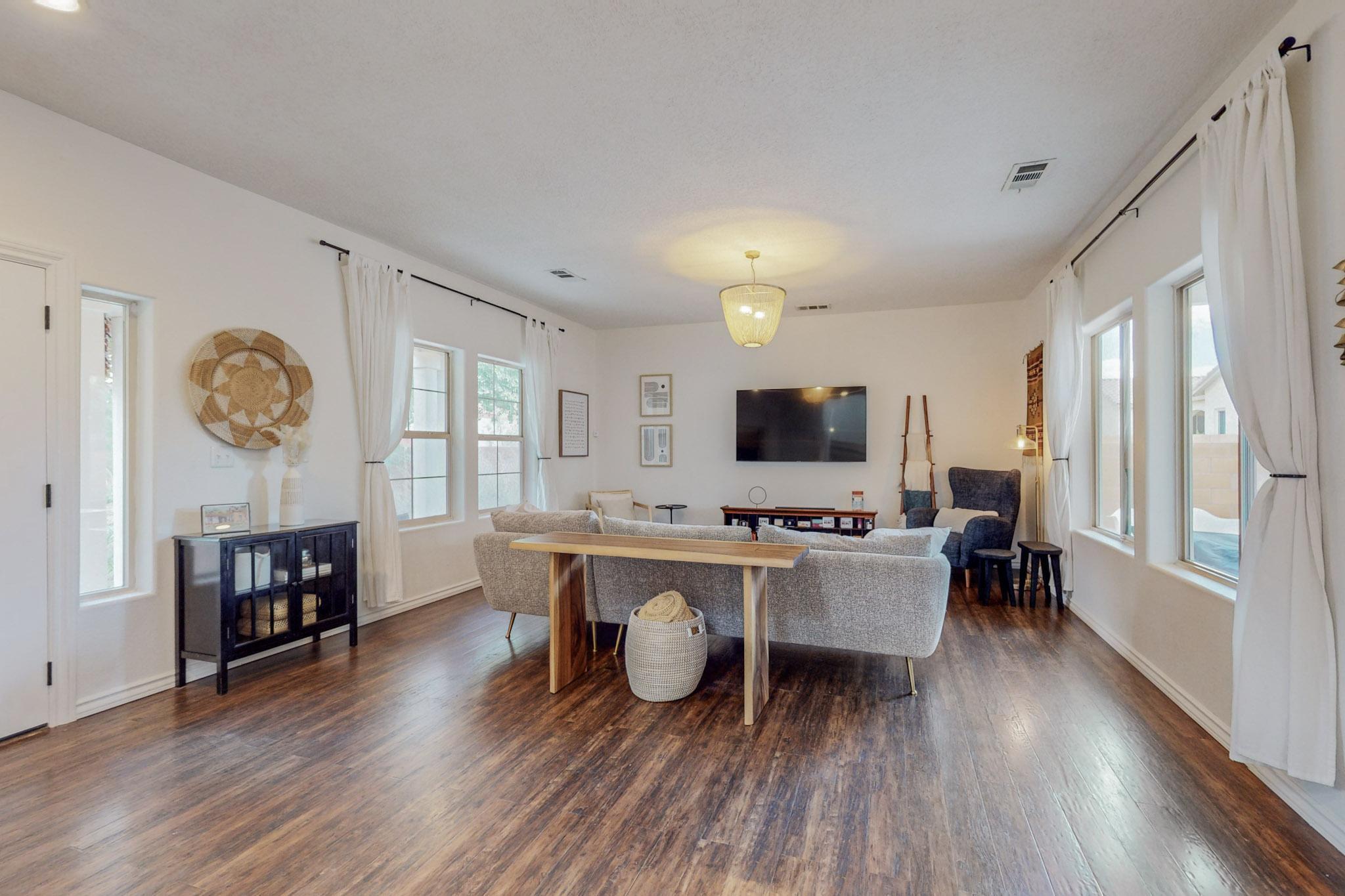 5716 STRAND Loop SE