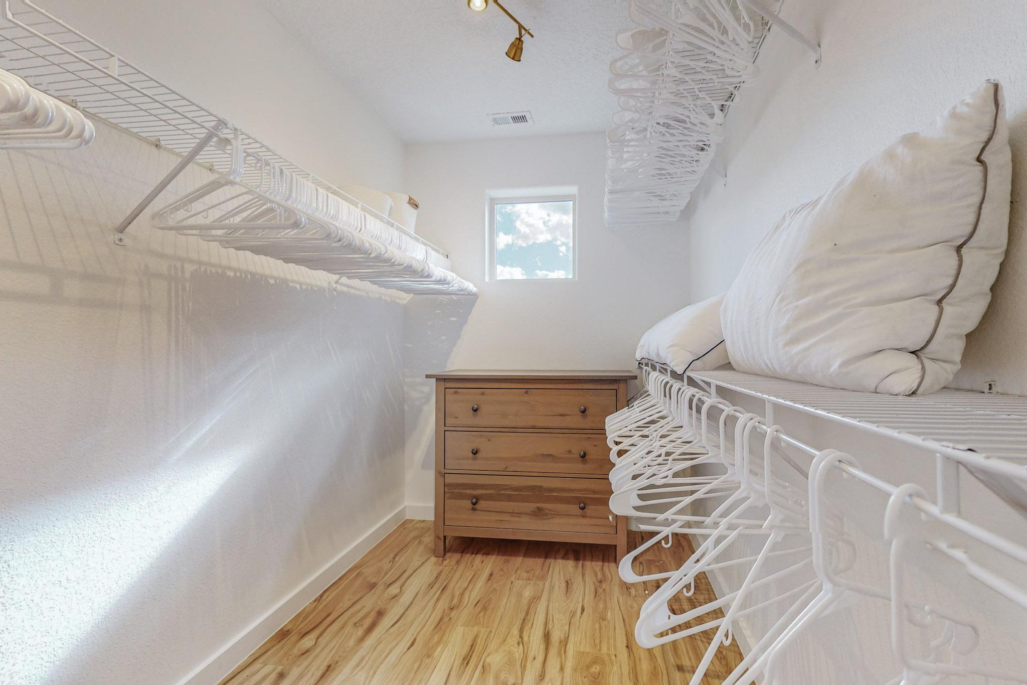 5716 STRAND Loop SE