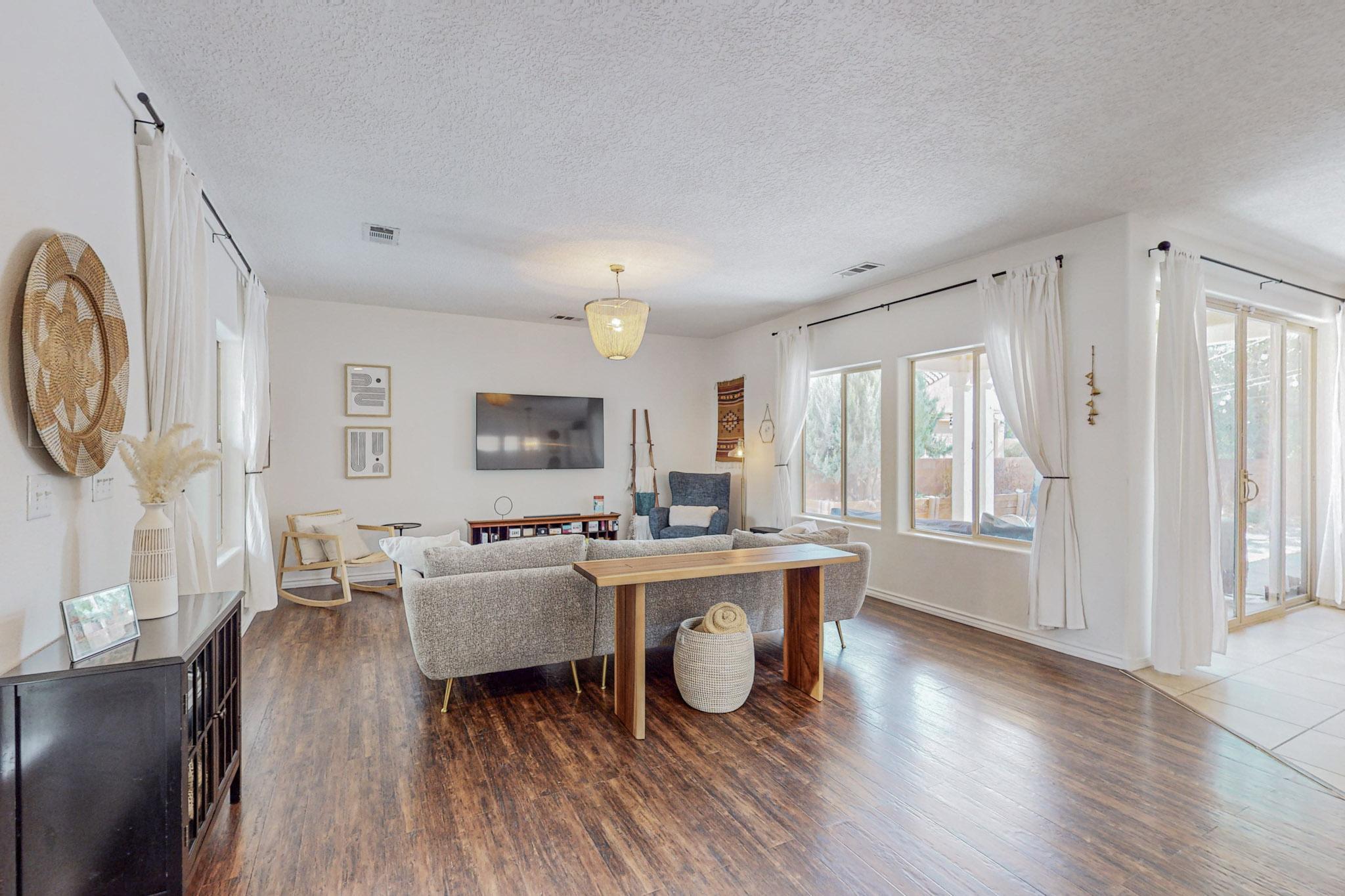5716 STRAND Loop SE