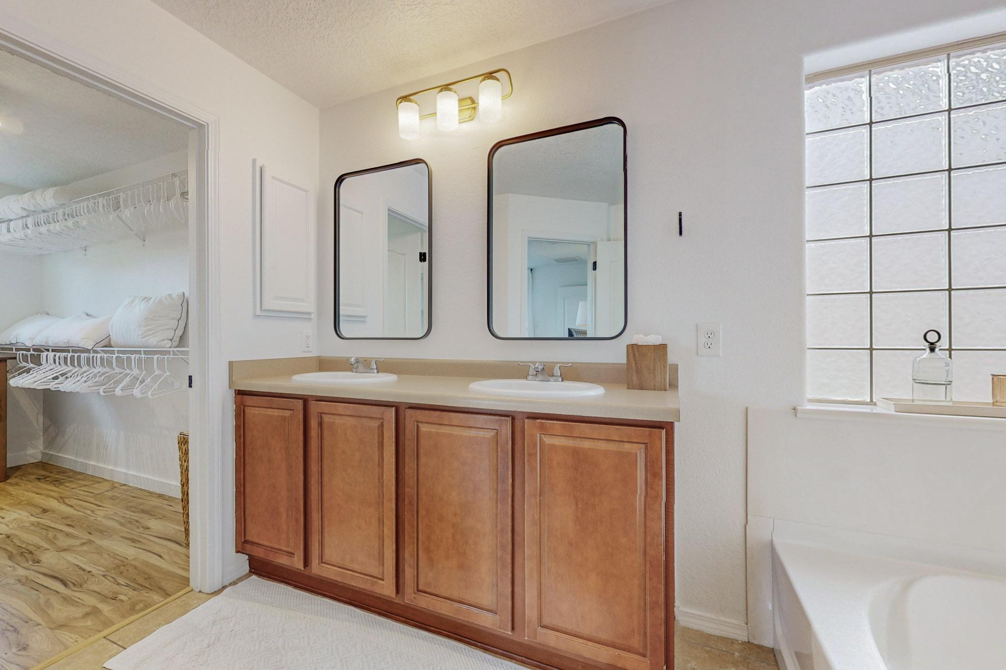 5716 STRAND Loop SE