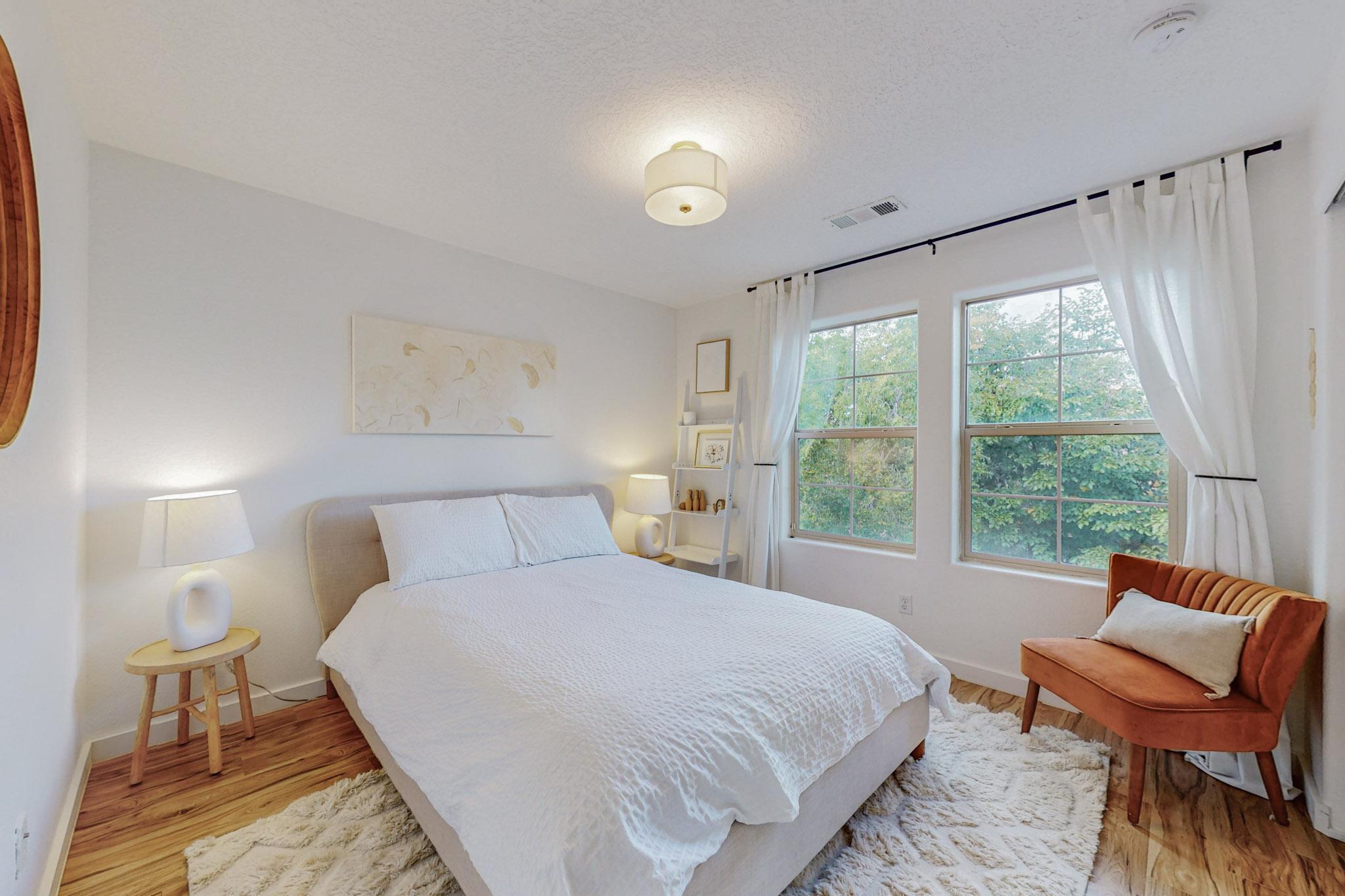 5716 STRAND Loop SE
