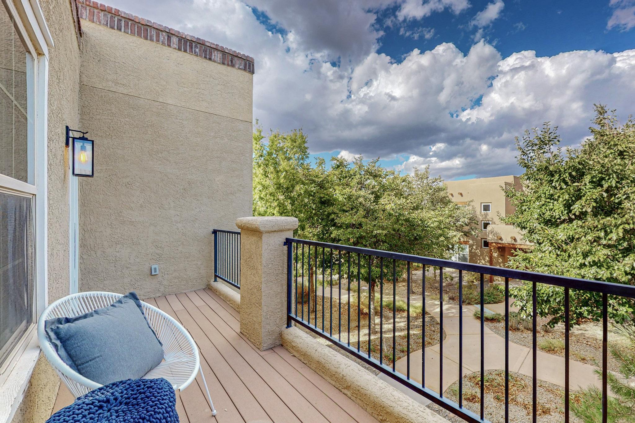 5716 STRAND Loop SE