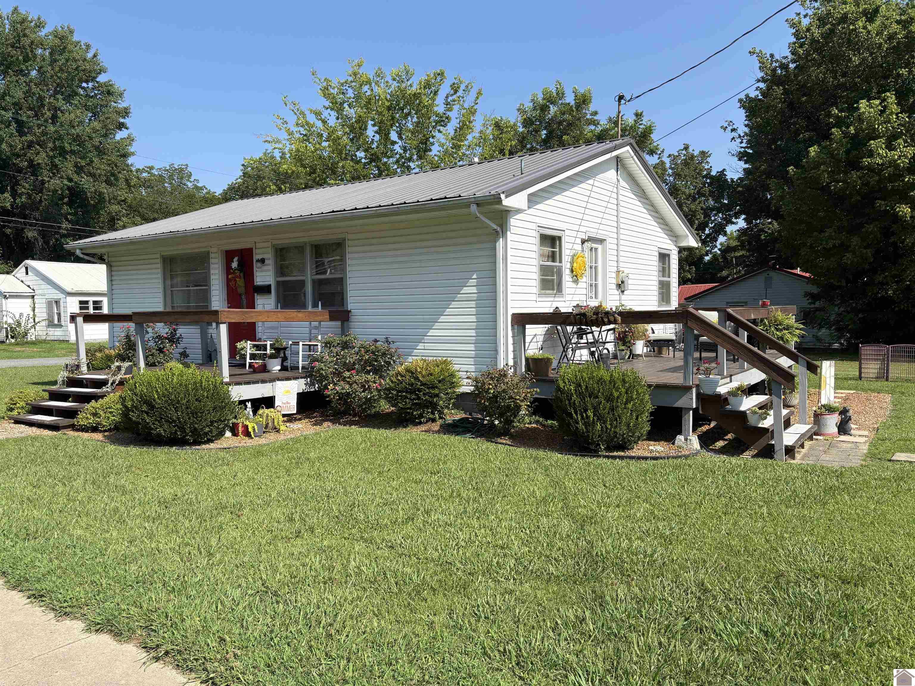 813 Elm St