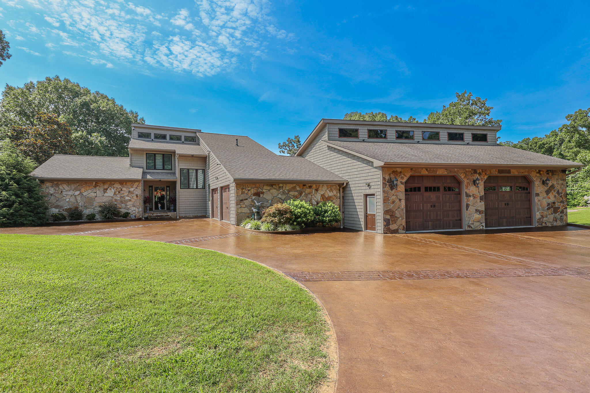 136 Lake Dr