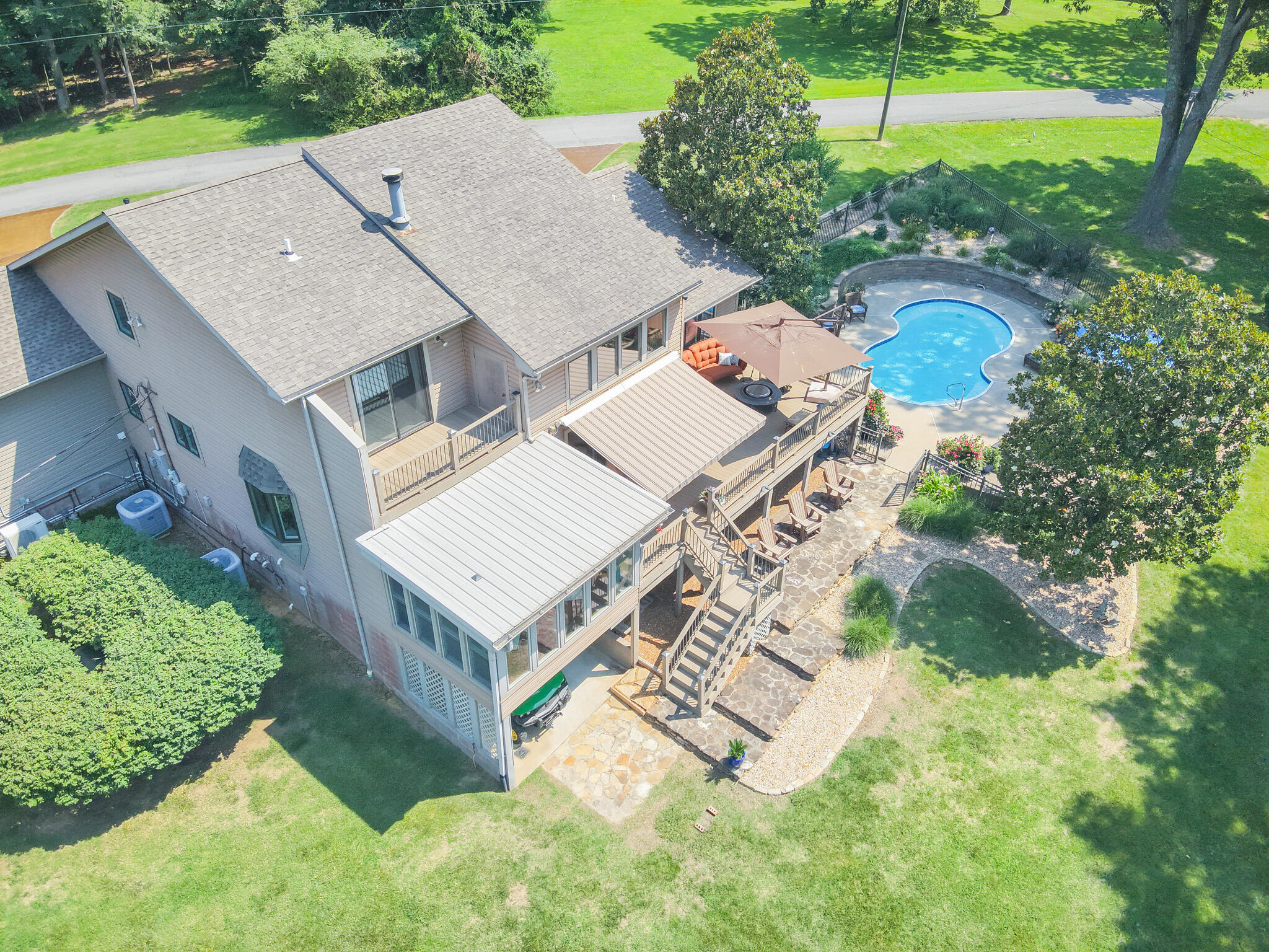 136 Lake Dr