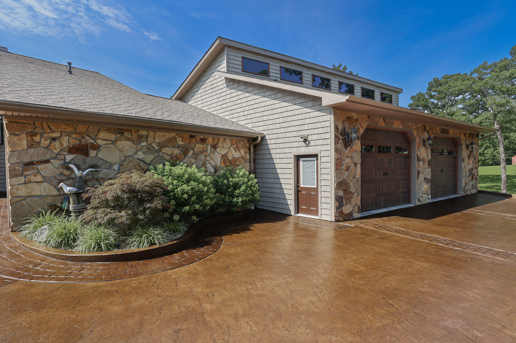 136 Lake Dr