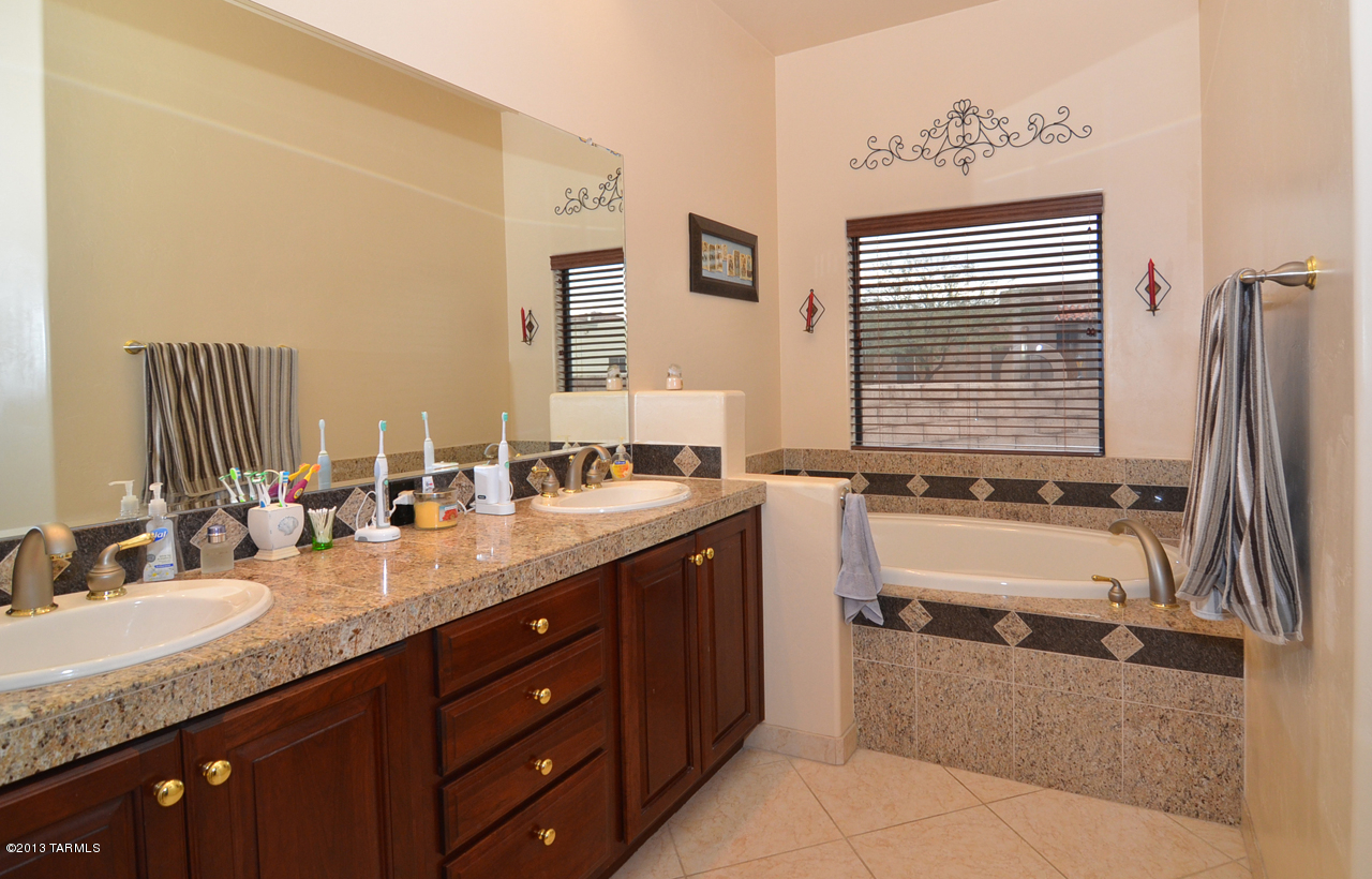 1432 W Calle Del Mito