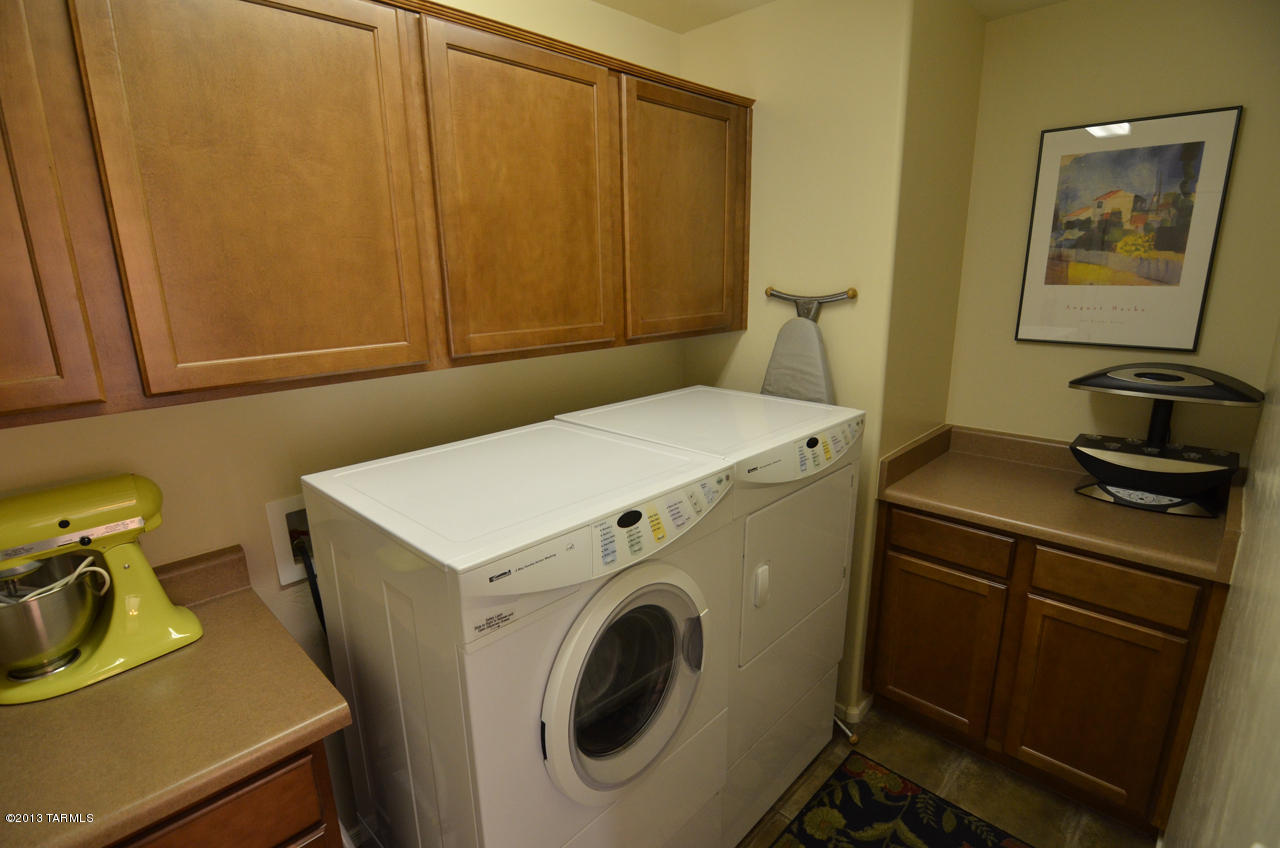 1927 E Desert Lark Pass