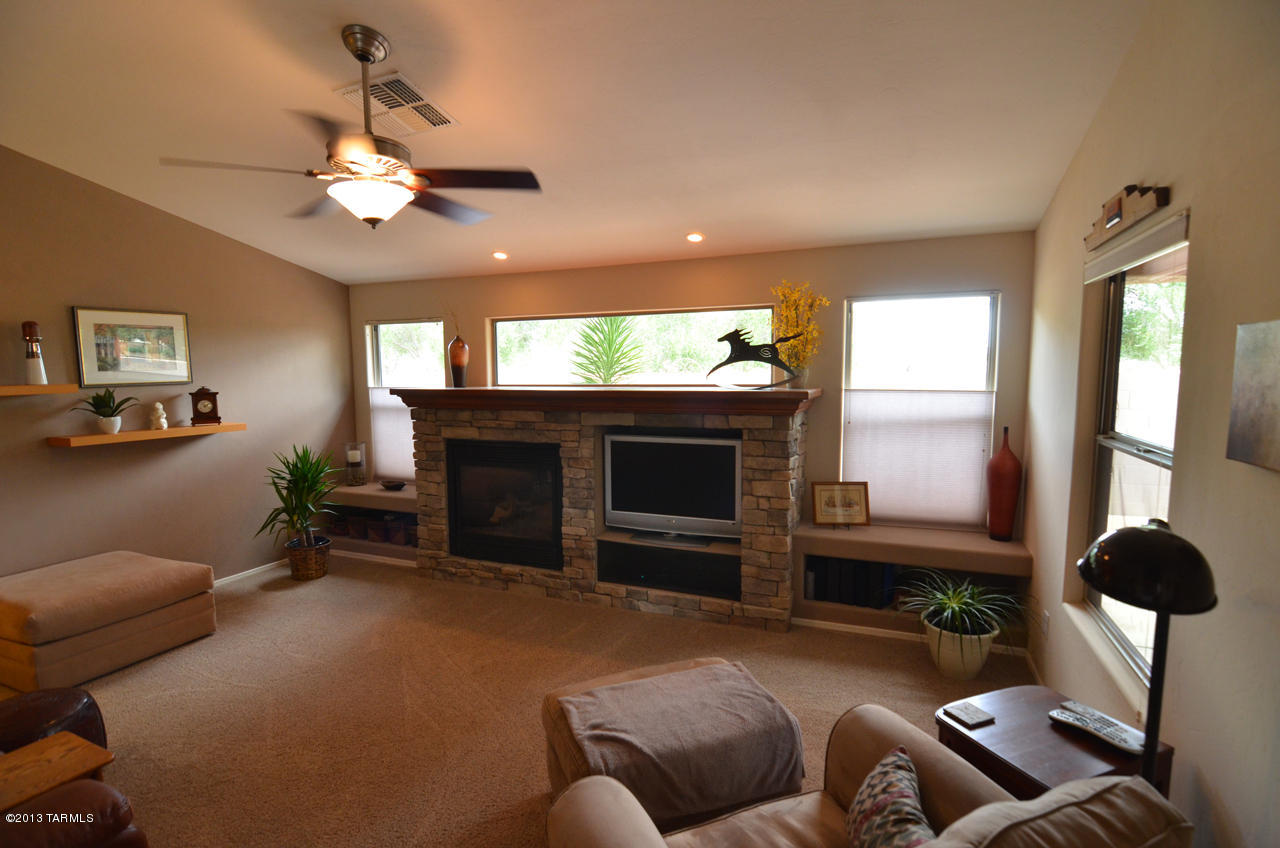 1927 E Desert Lark Pass