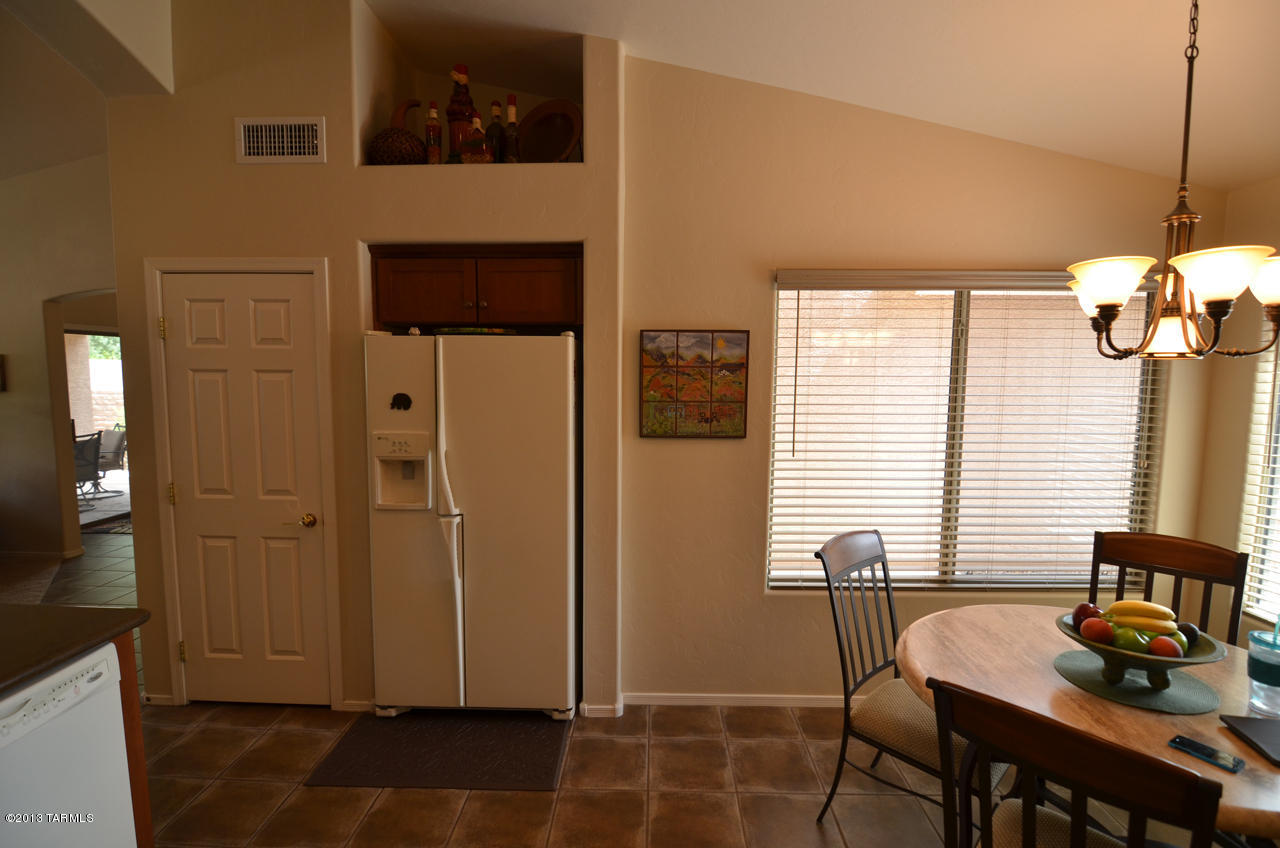 1927 E Desert Lark Pass