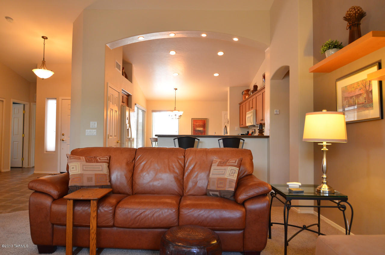 1927 E Desert Lark Pass