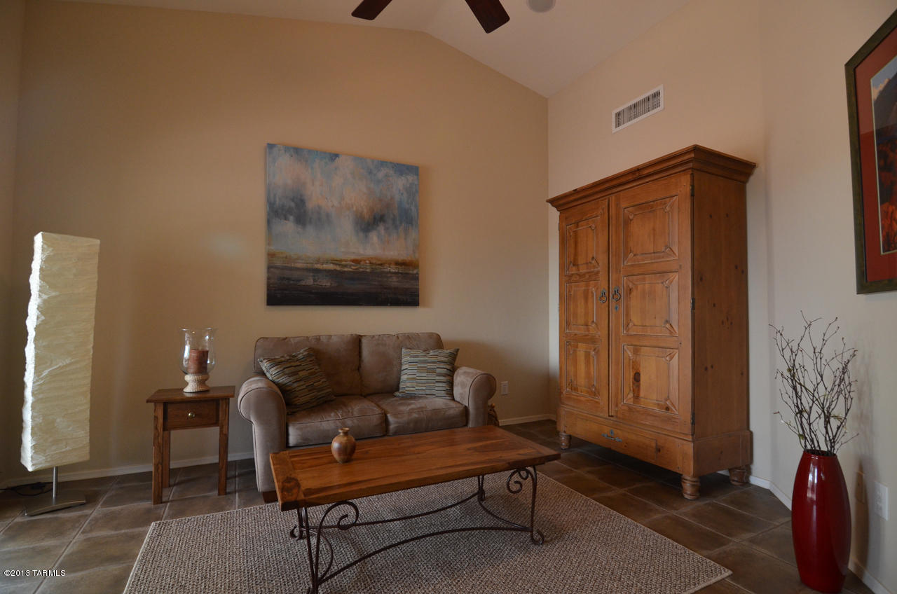 1927 E Desert Lark Pass