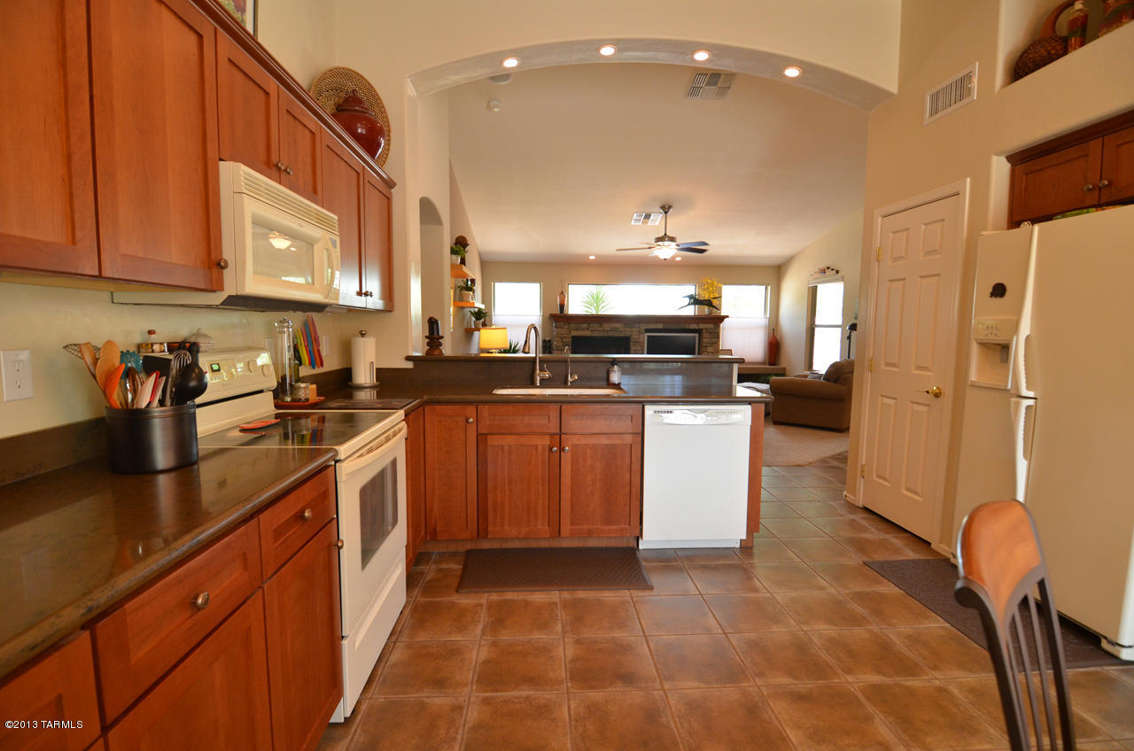 1927 E Desert Lark Pass