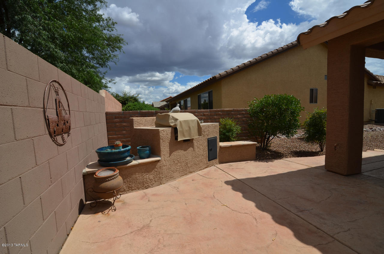 1927 E Desert Lark Pass