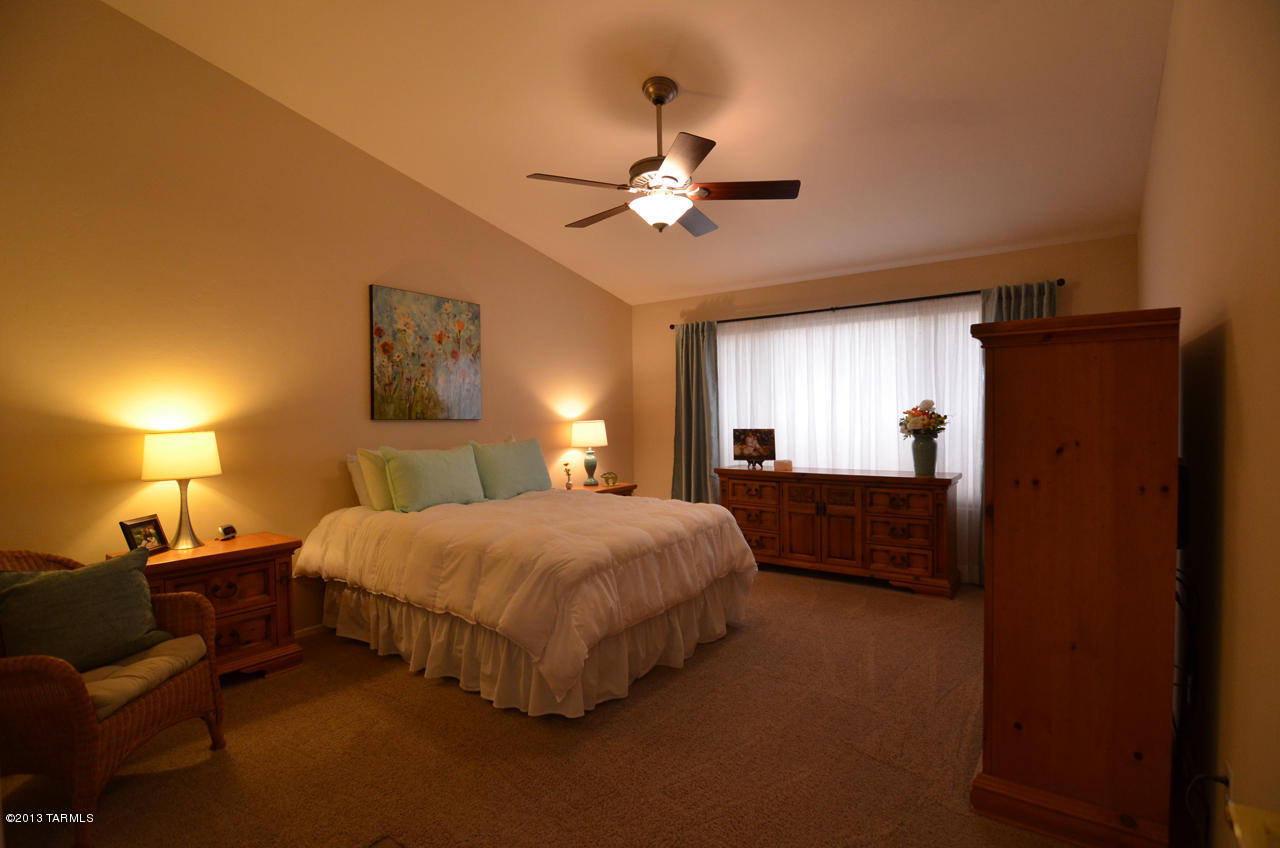 1927 E Desert Lark Pass