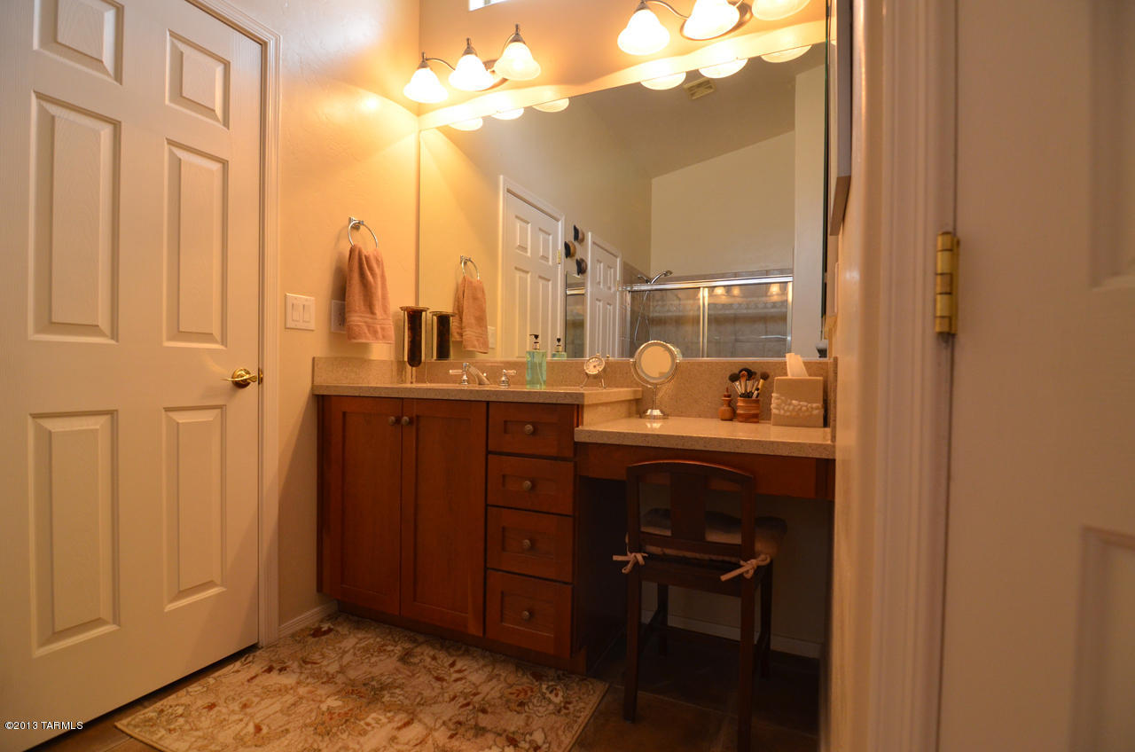 1927 E Desert Lark Pass