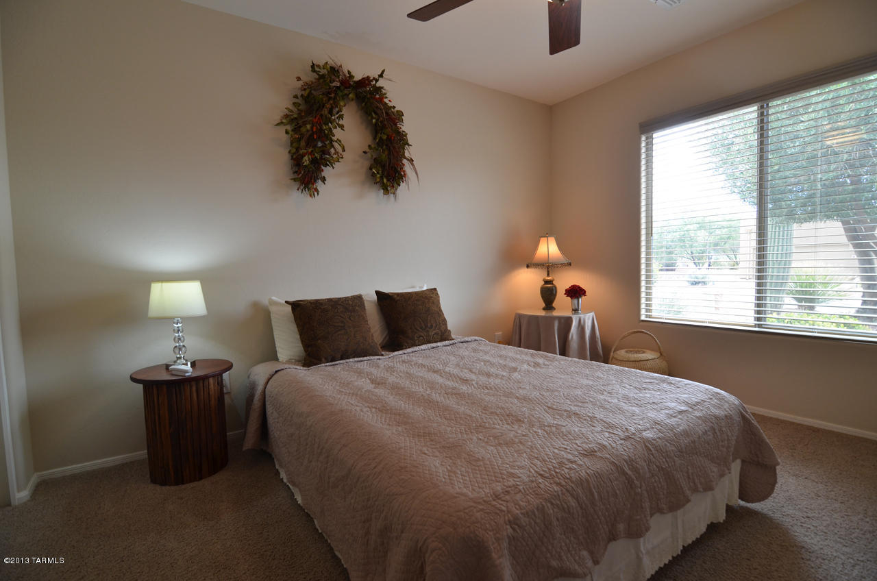 1927 E Desert Lark Pass