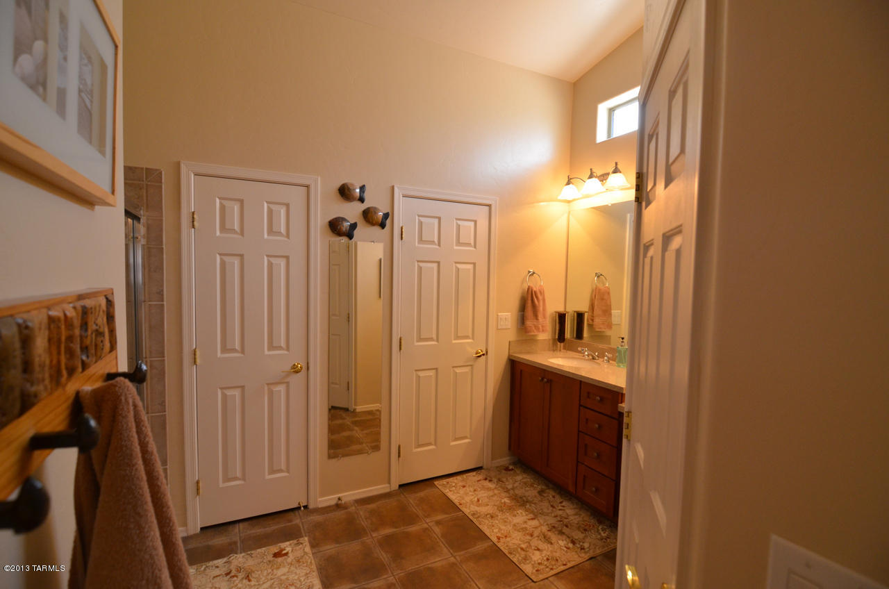 1927 E Desert Lark Pass