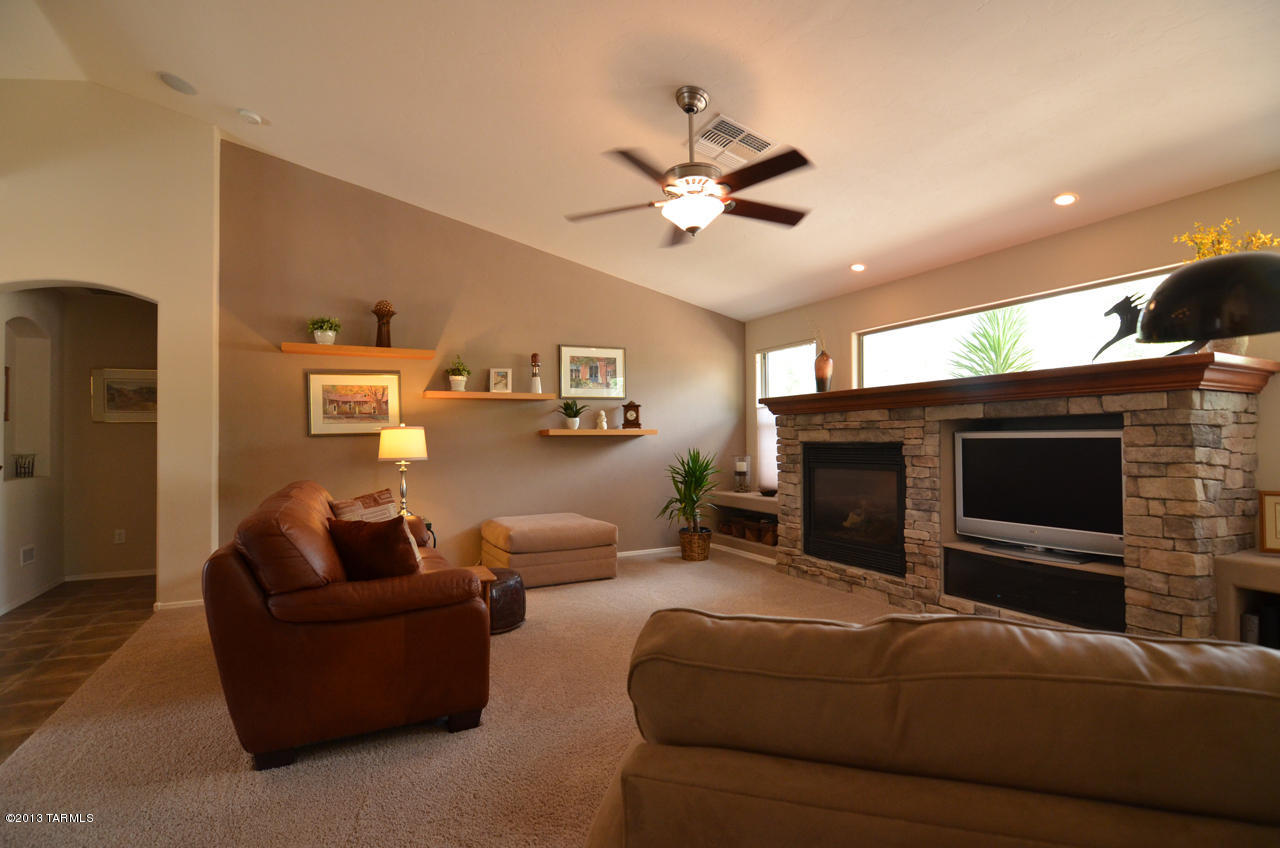 1927 E Desert Lark Pass