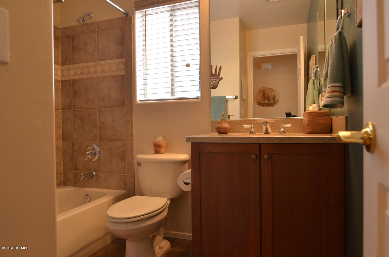 1927 E Desert Lark Pass