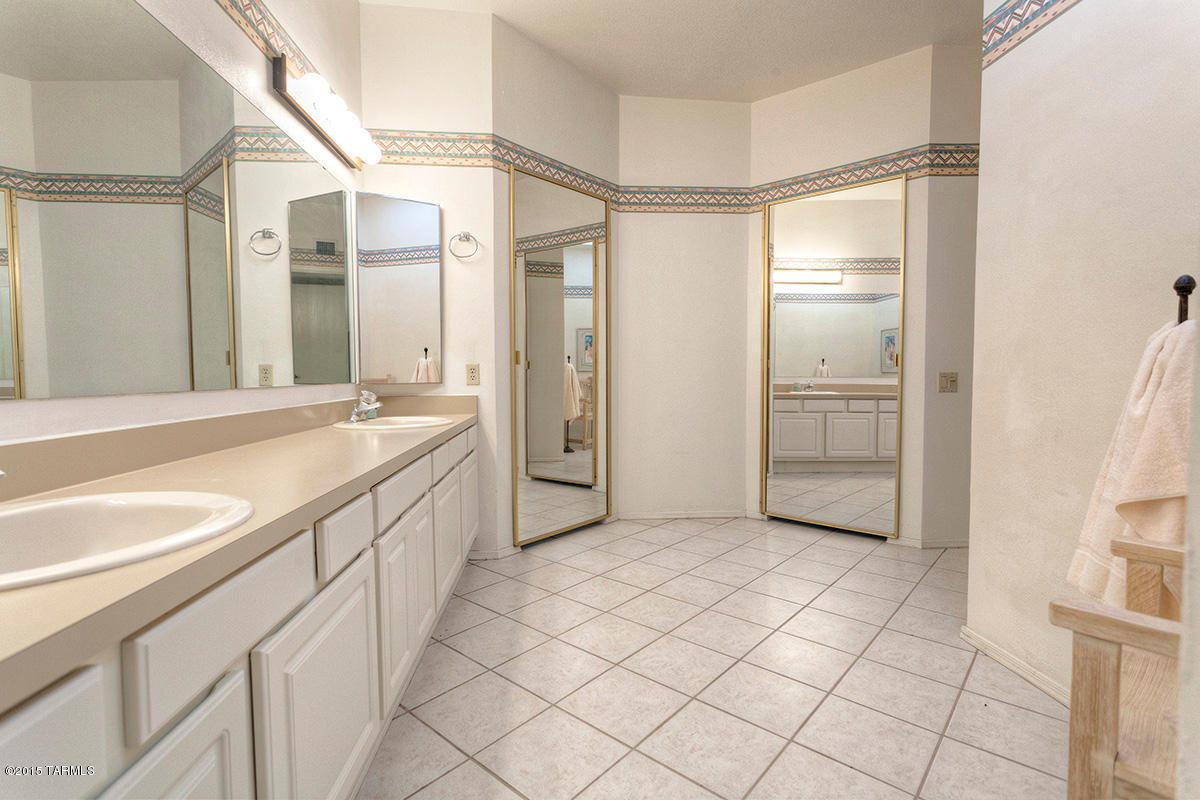 1072 W Camino Urbano