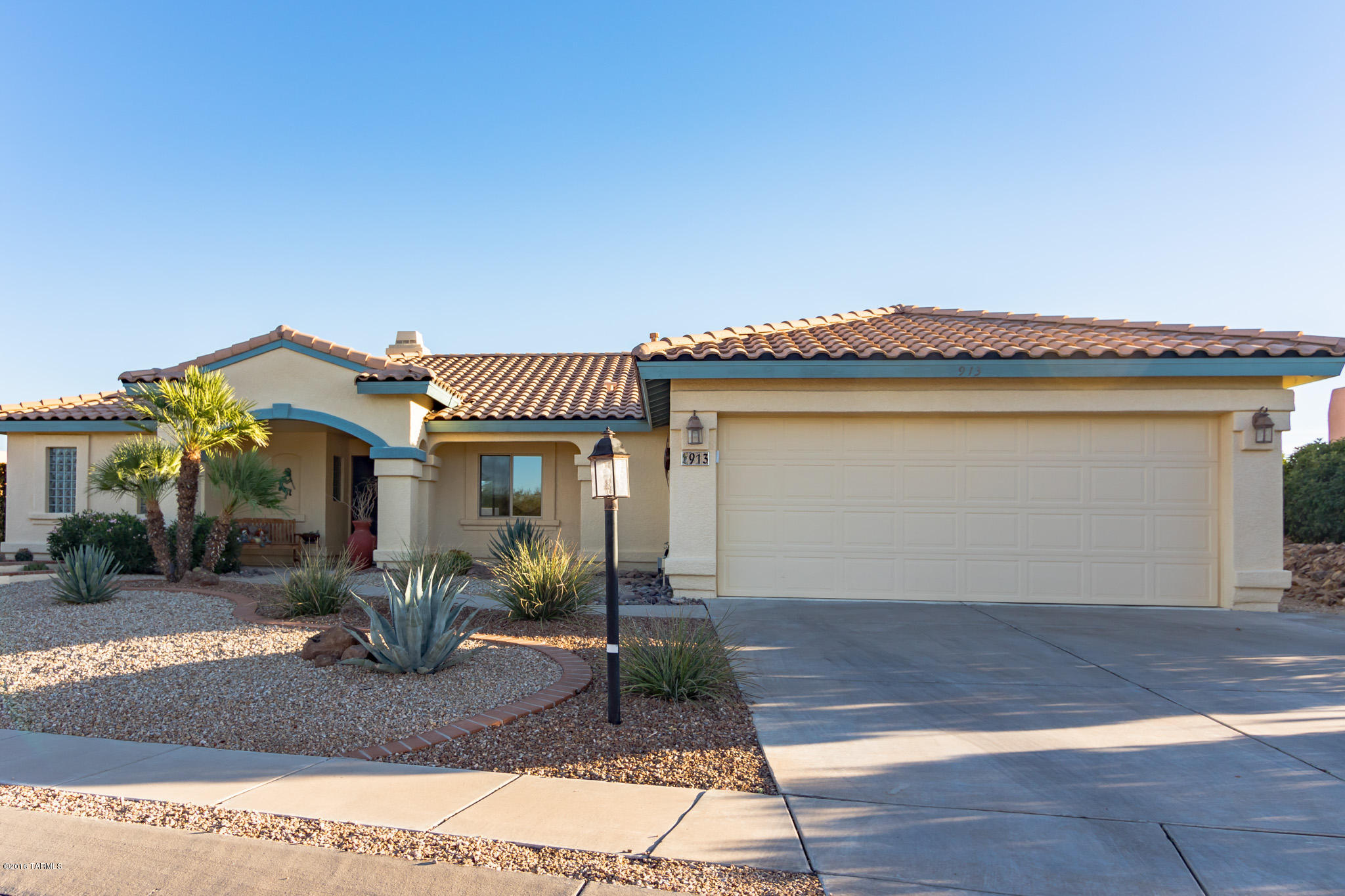 913 W Camino Tierra Libre